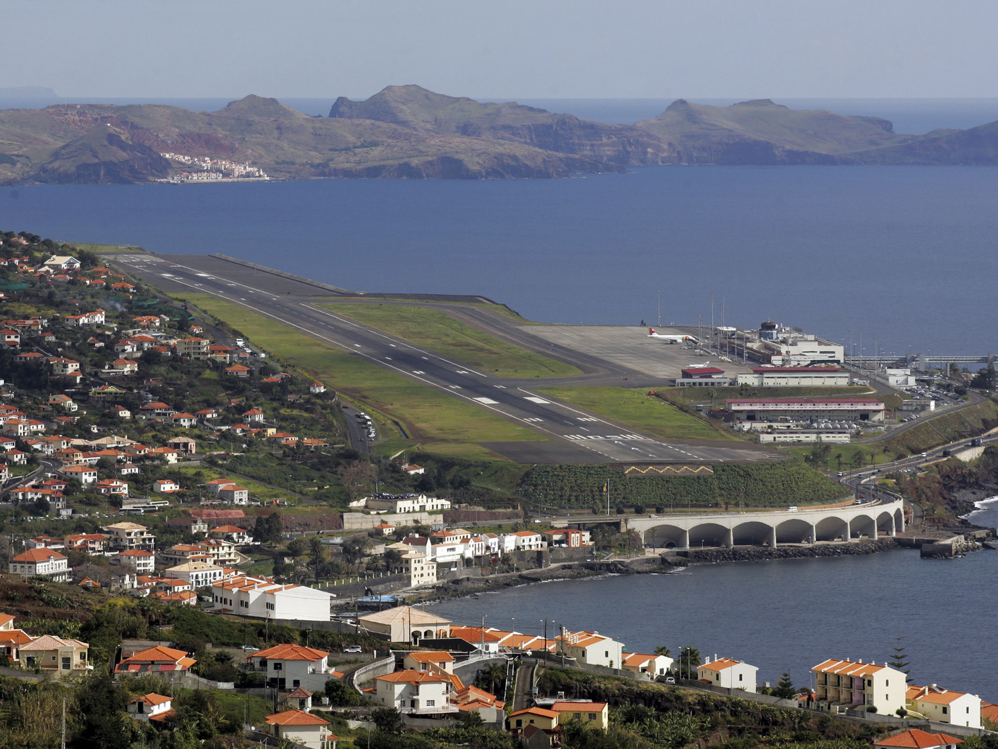 Melhoria do tempo já permitiu aterragem de alguns aviões no aeroporto da Madeira