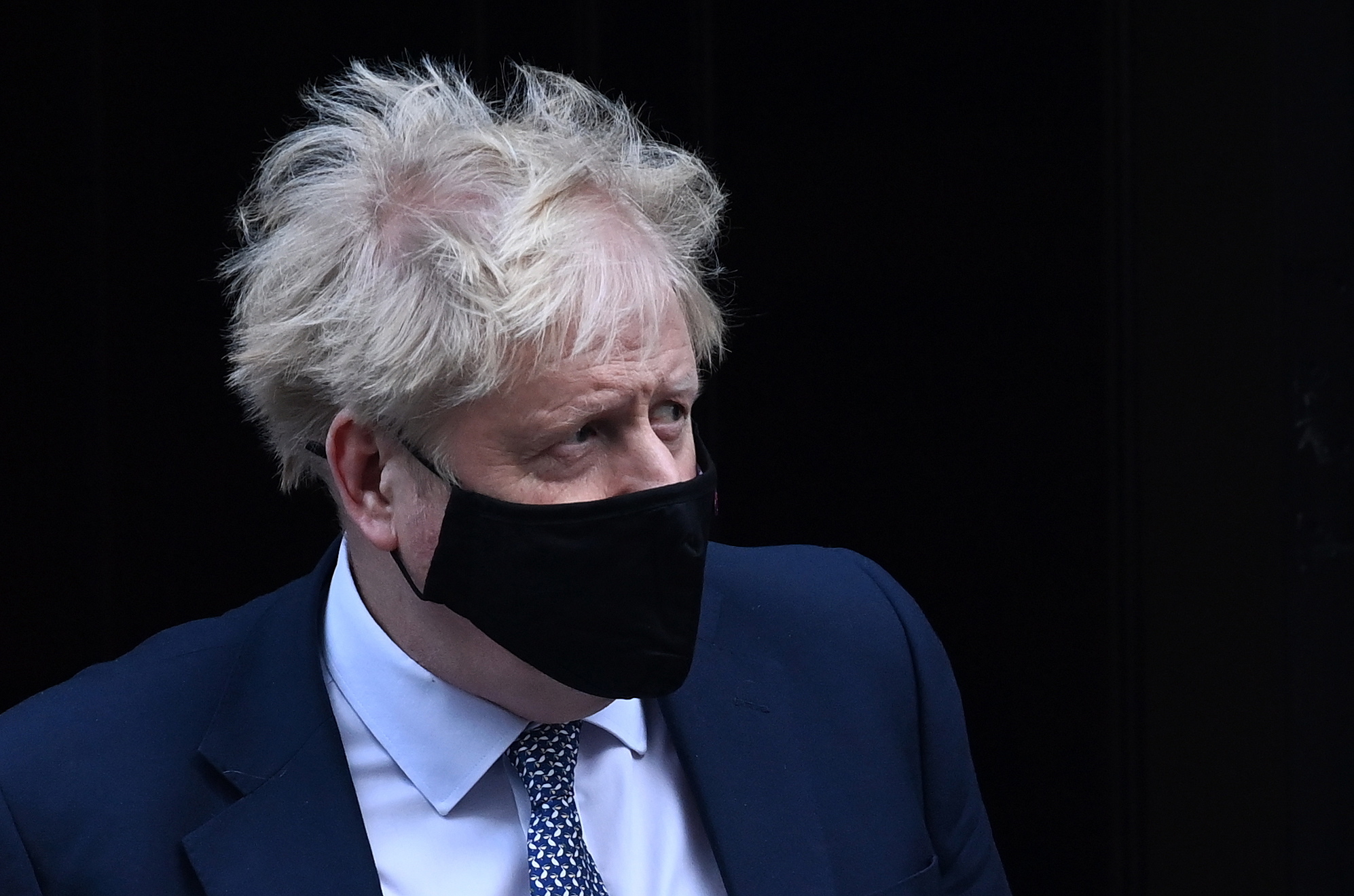 Inquérito a “festas” durante pandemia aponta “falhas” a Boris Johnson, que pede desculpas no Parlamento — mas não se demite