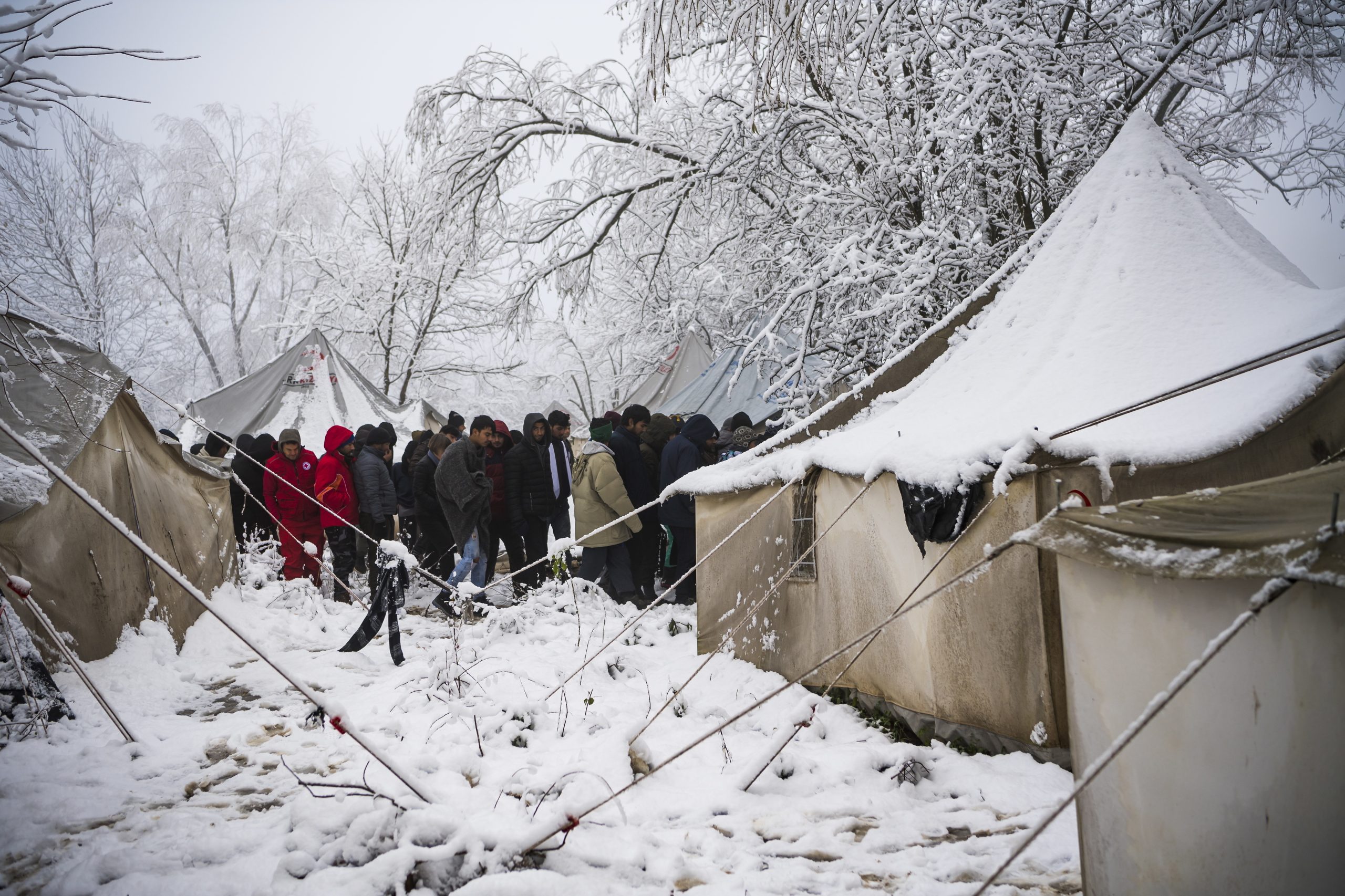 ONU pede a Bósnia que ofereça teto aos 900 migrantes abandonados na neve