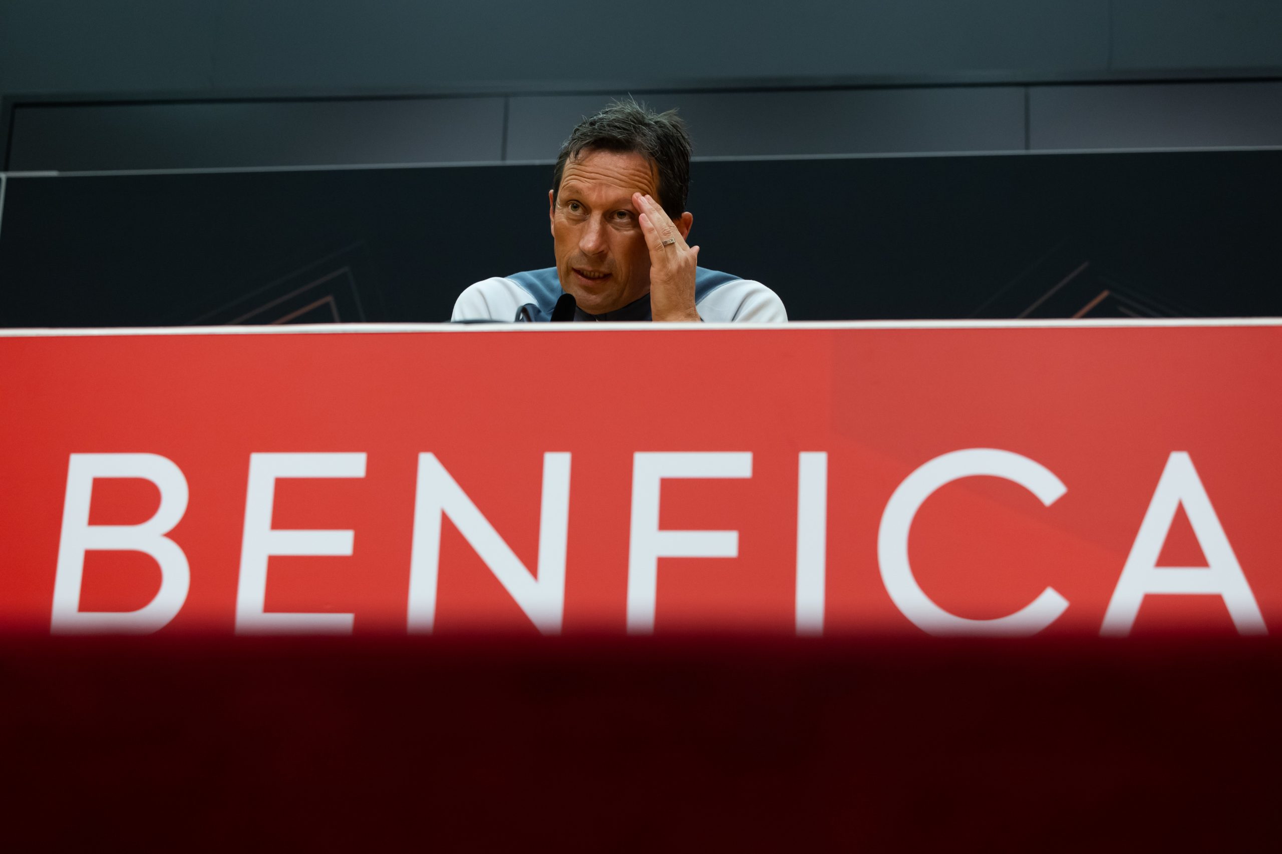 Schmidt diz que não está no mercado e que fica no Benfica até 2026