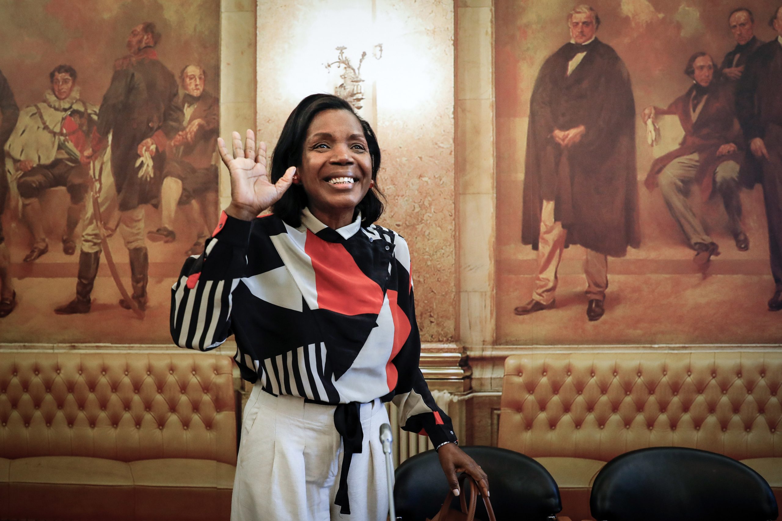 Ministra da Justiça aponta “cumprimento rigoroso” da tabela salarial dos magistrados