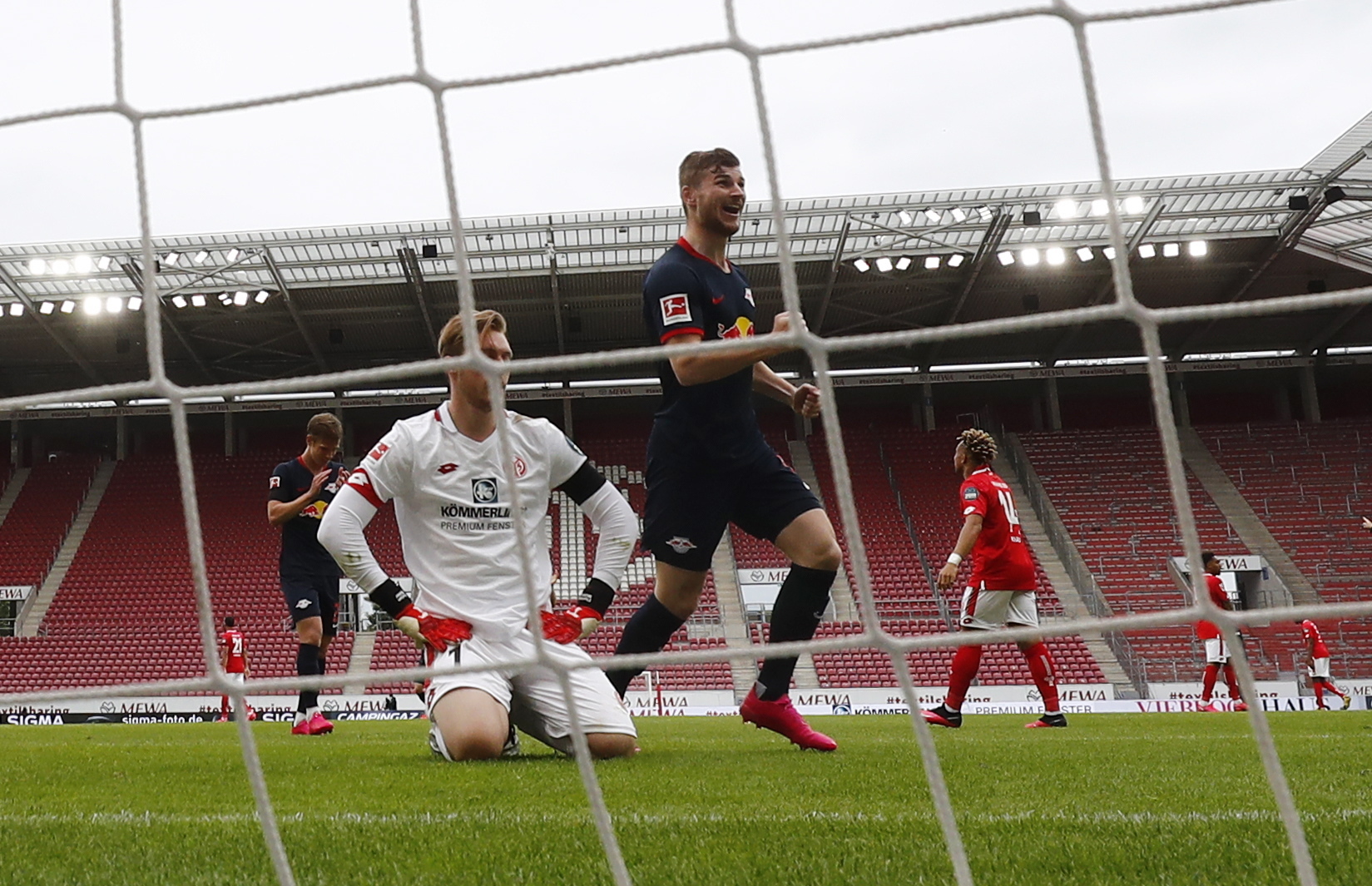 Leipzig ‘atropela’ Mainz e sobe ao terceiro lugar da Bundesliga