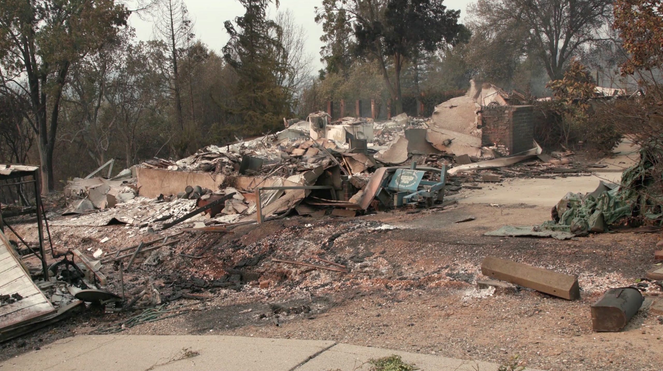 Califórnia: 37 mil pessoas retiradas e 125 casas destruídas pelas chamas
