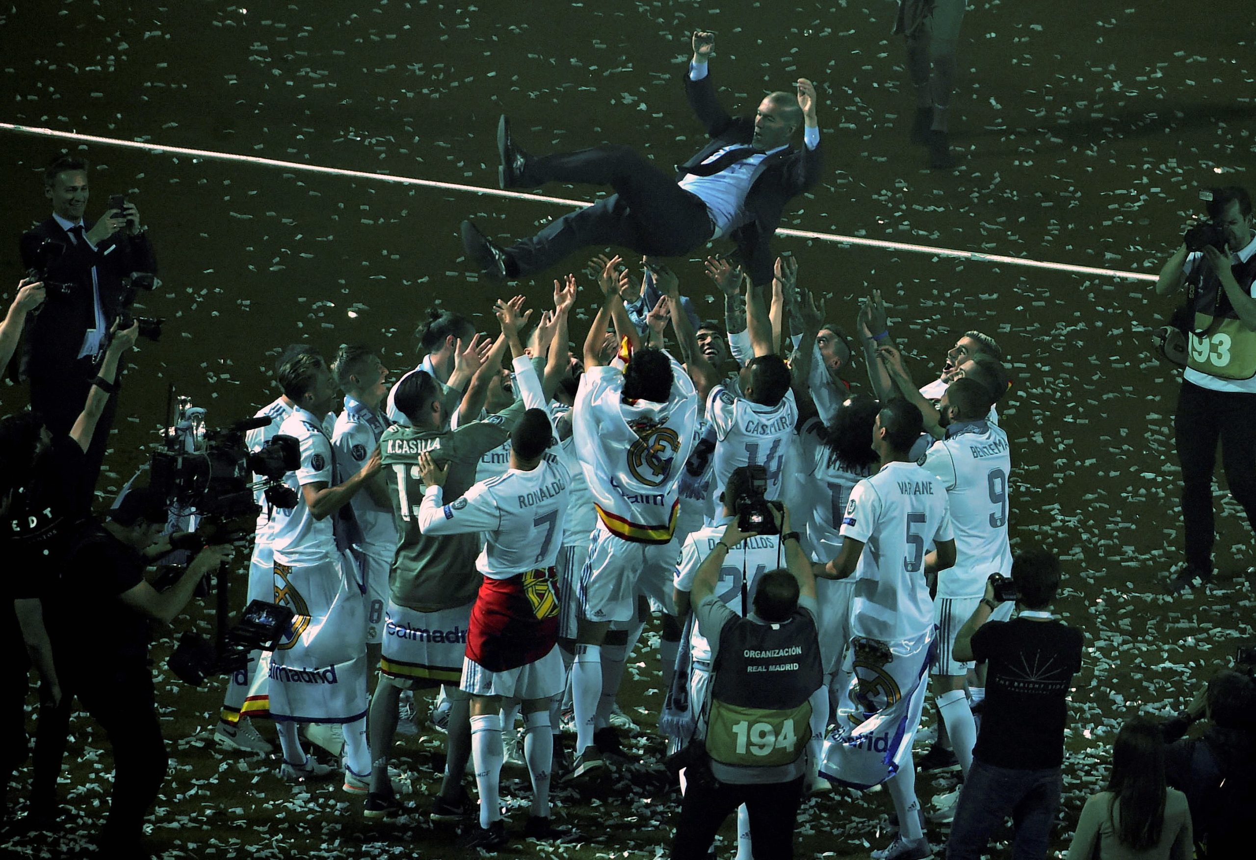 Jogadores do Real Madrid despedem-se de Zidane: “Obrigado por dois anos e meios de futebol, carinho e amizade”