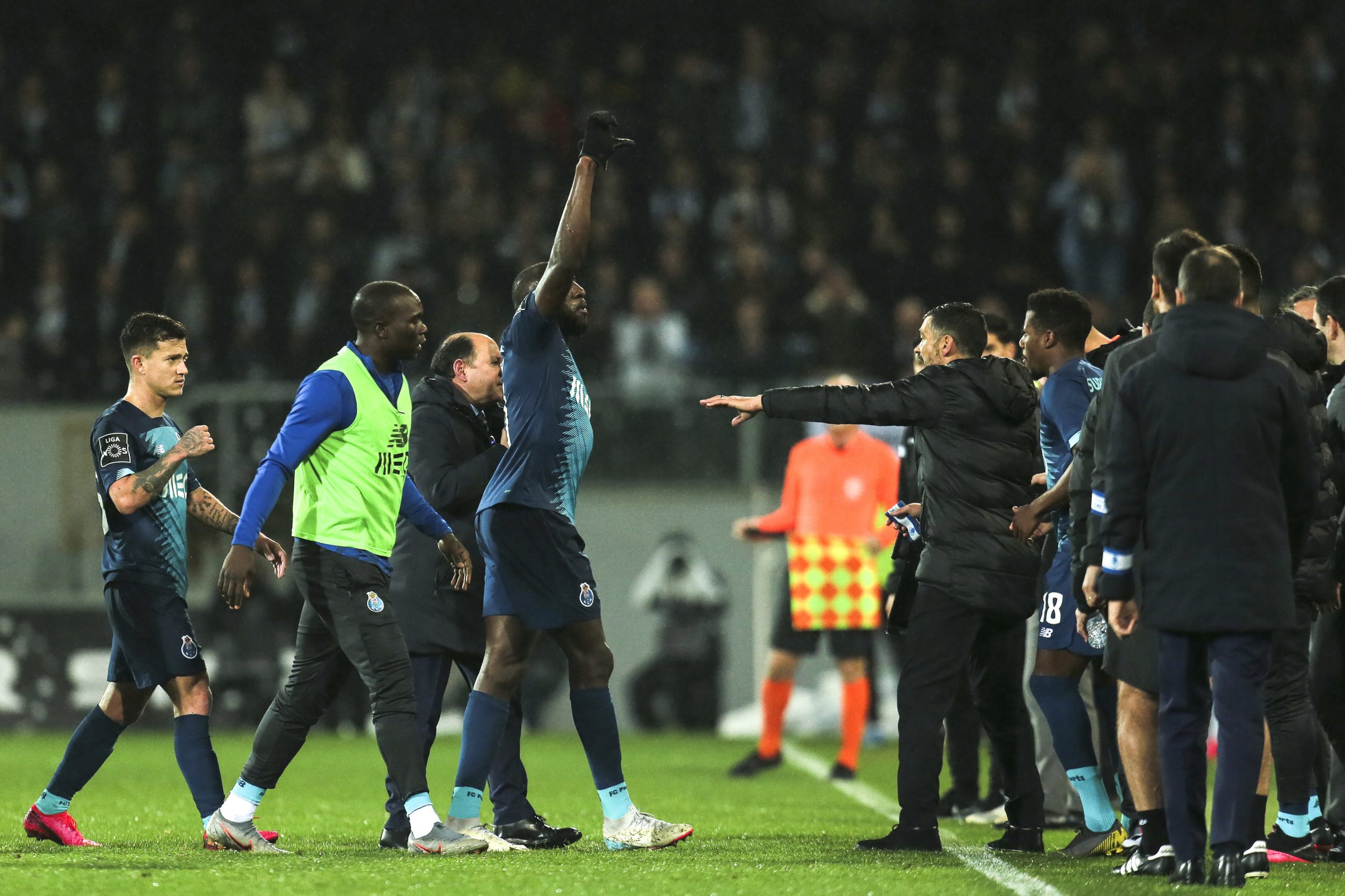 Marega abandona jogo entre Porto e Guimarães devido a insultos racistas. “Lamentável”, diz Sérgio Conceição