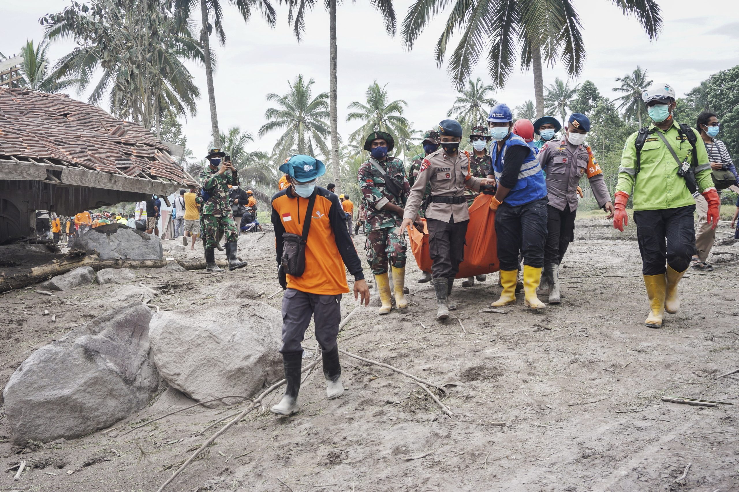 Pelo menos 27 desaparecidos e 15 mortos após erupção do vulcão Semeru na Indonésia