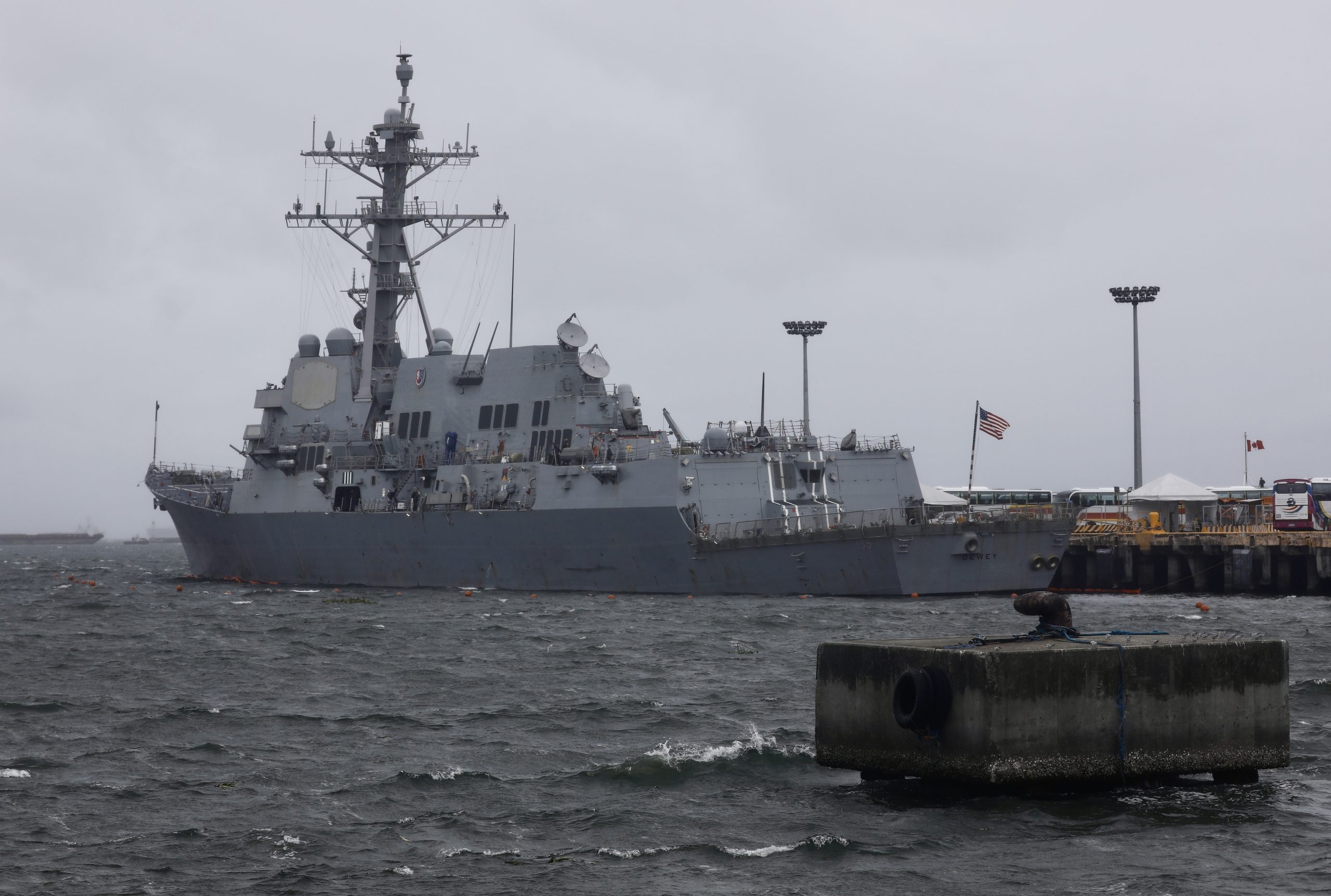 EUA abatem míssil disparado por Houthis contra navio militar norte-americano