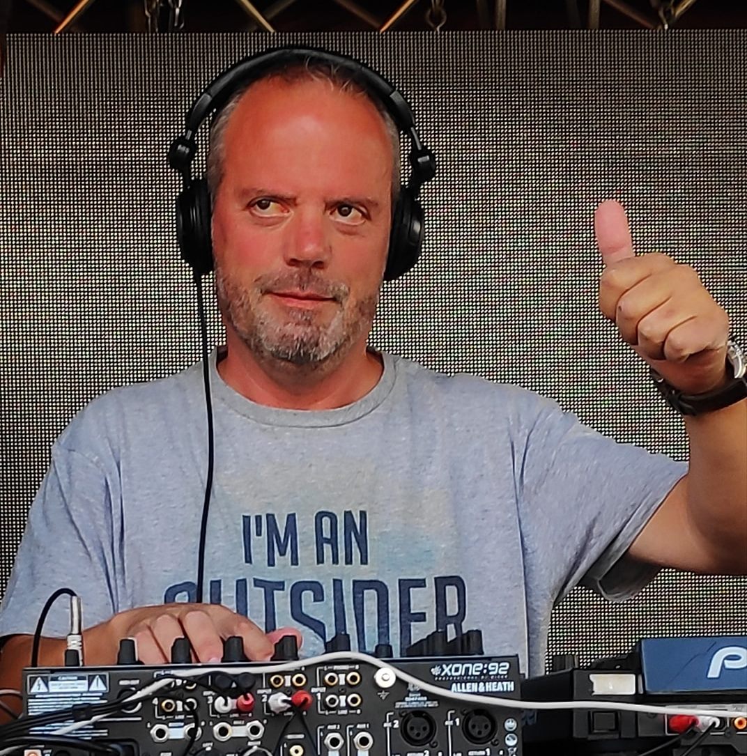 ZéZé Gonçalves, o DJ que fez com que 18 mil pessoas se esquecessem do coronavírus. “Durante três horas, deixaram tudo de lado e estiveram ali”