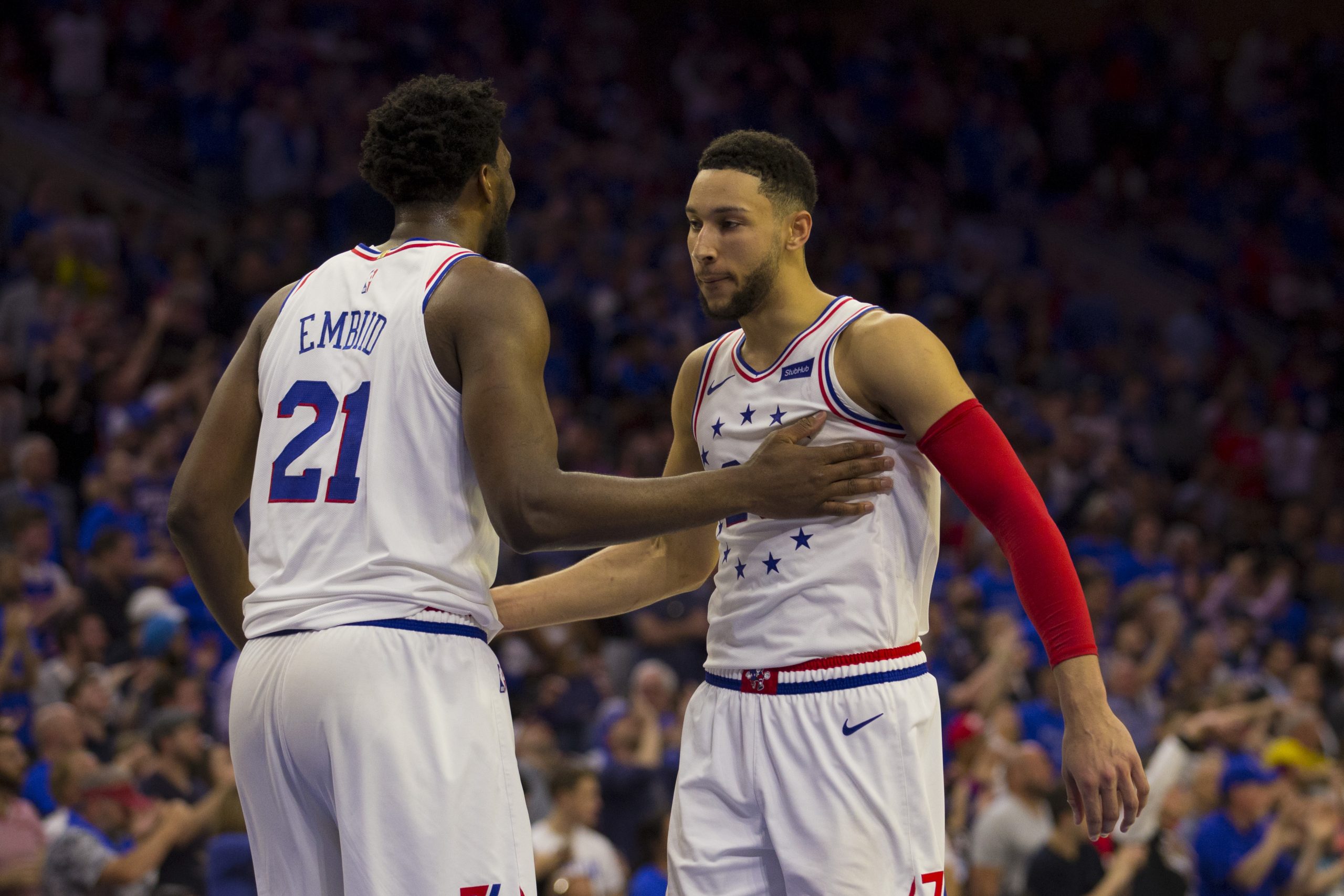 Joel Embiid #21 dos Philadelphia 76ers celebra com o colega Ben Simmons #25 Joel Embiid #21 dos Philadelphia 76ers celebra com o colega Ben Simmons #25