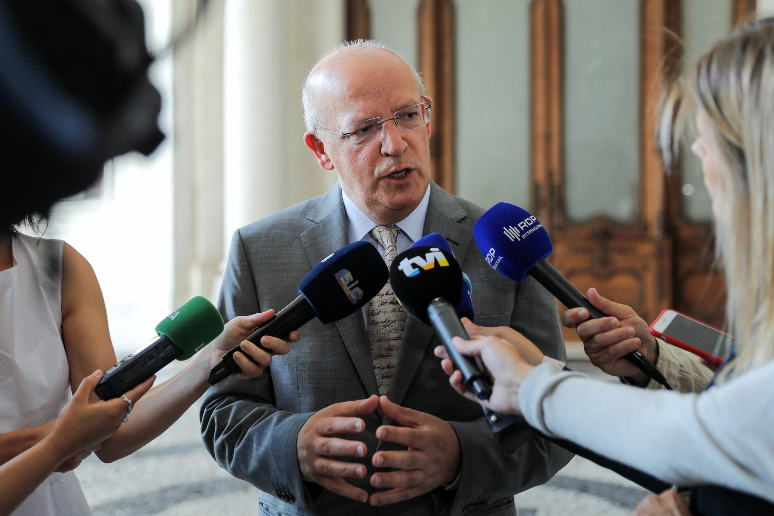 Morte de Roberto Leal leva PS a cancelar campanha eleitoral de Santos Silva no Brasil