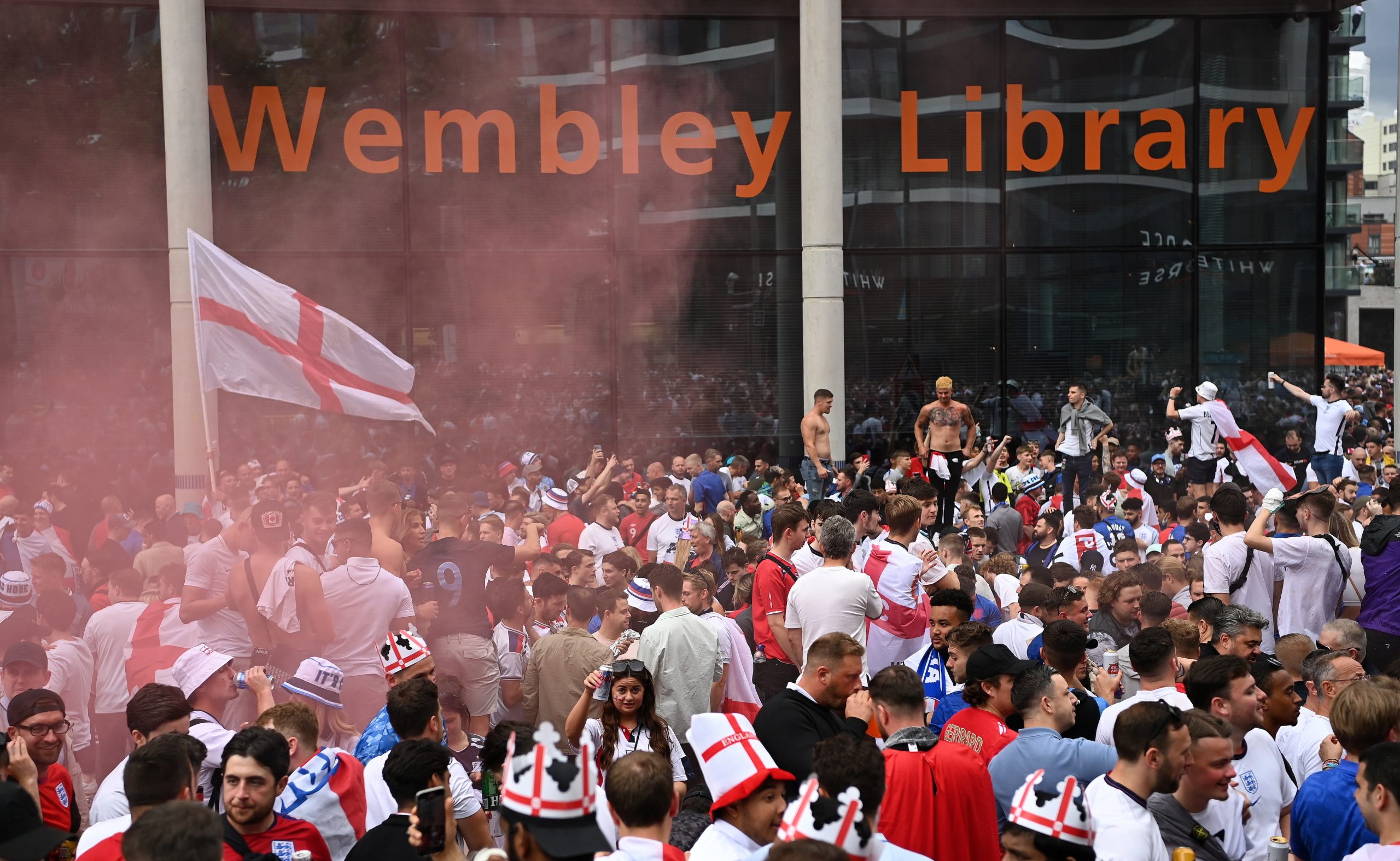 Cerca de duas mil pessoas forçaram entrada em Wembley para a final do Euro2020