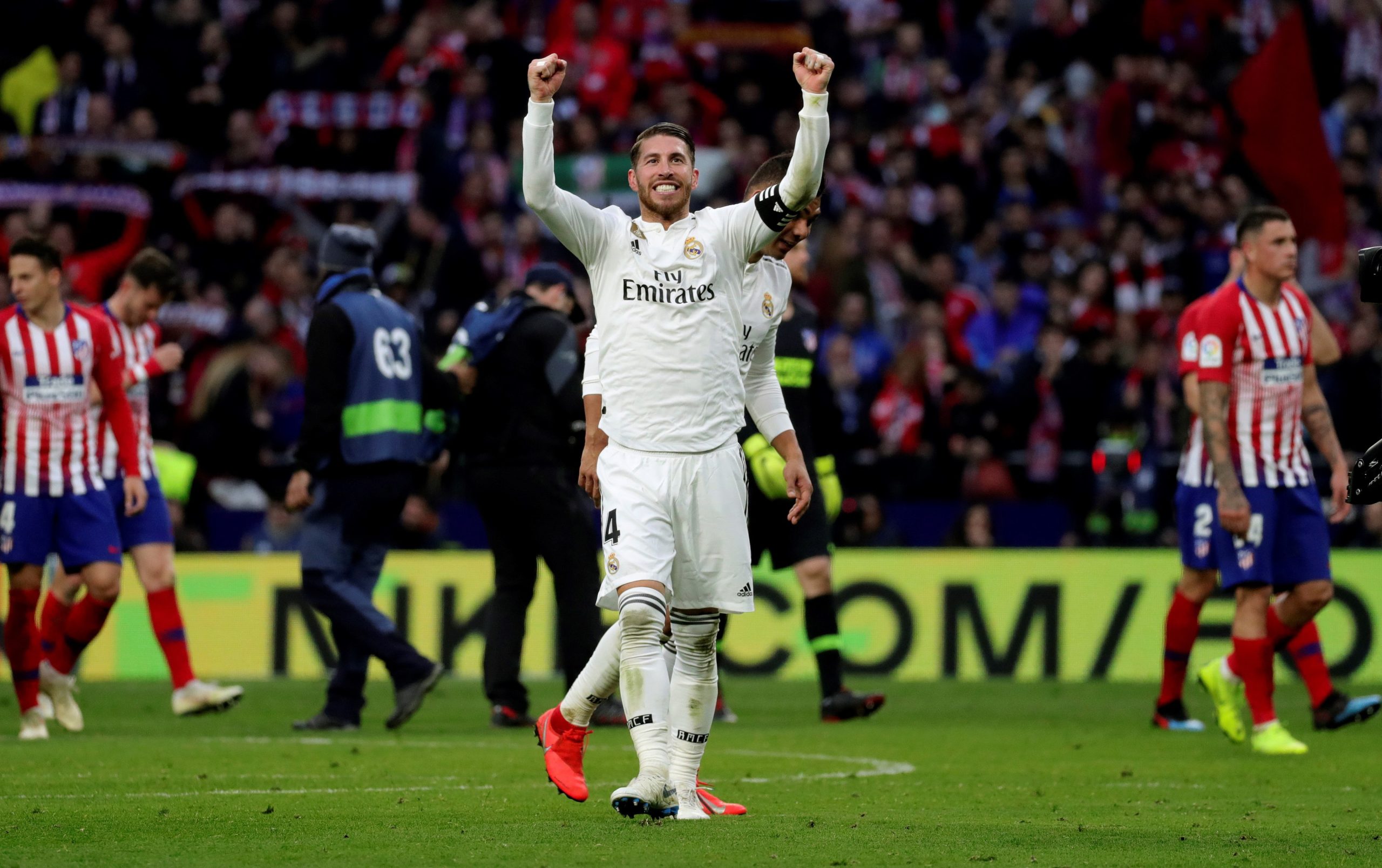 Real Madrid vence 3-1 em casa do rival Atlético e destrona-o do segundo lugar