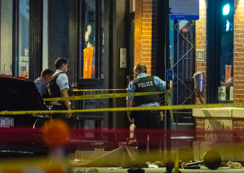 Tiroteio em Chicago provoca 4 mortos e 14 feridos. Alguém dentro de um carro disparou e fugiu