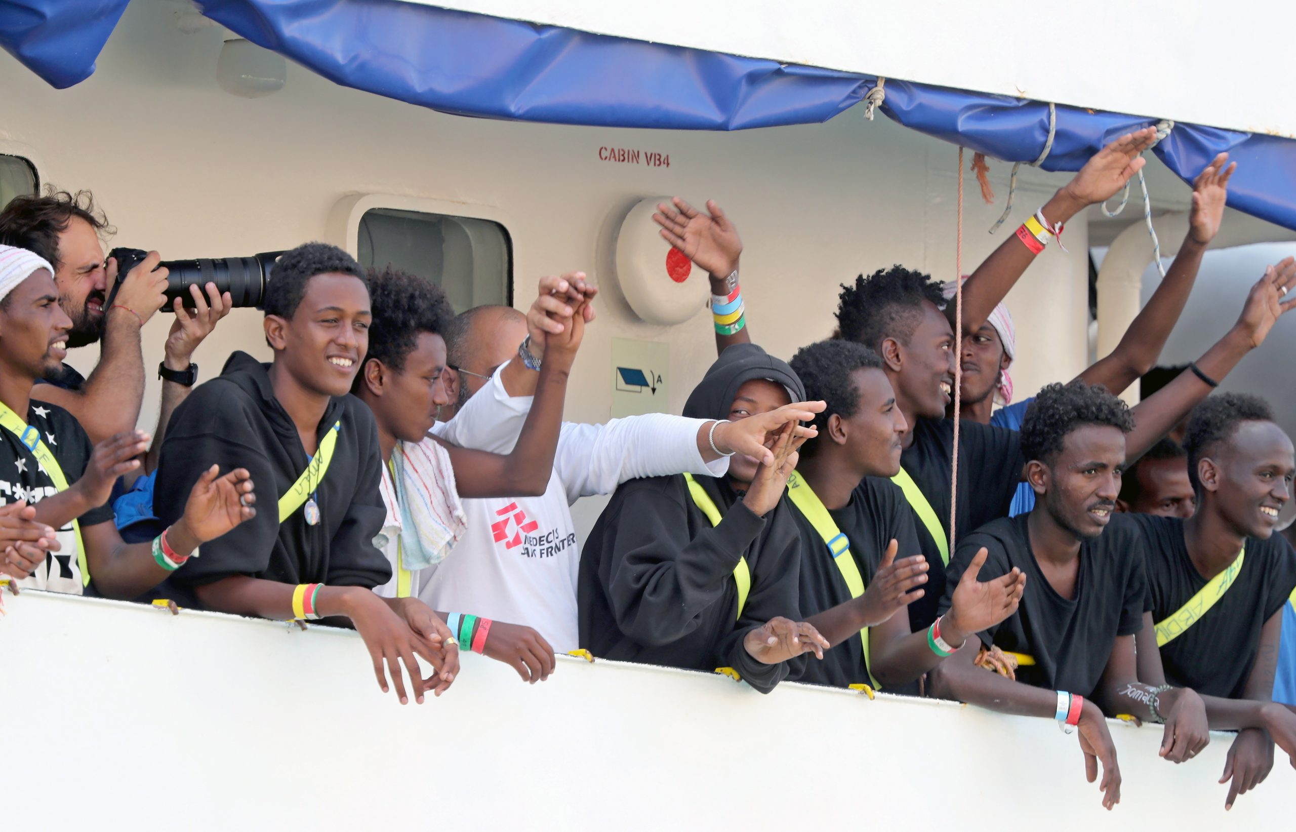 Navio humanitário Aquarius deixa Malta, outra embarcação aguarda porto com mais 177 migrantes