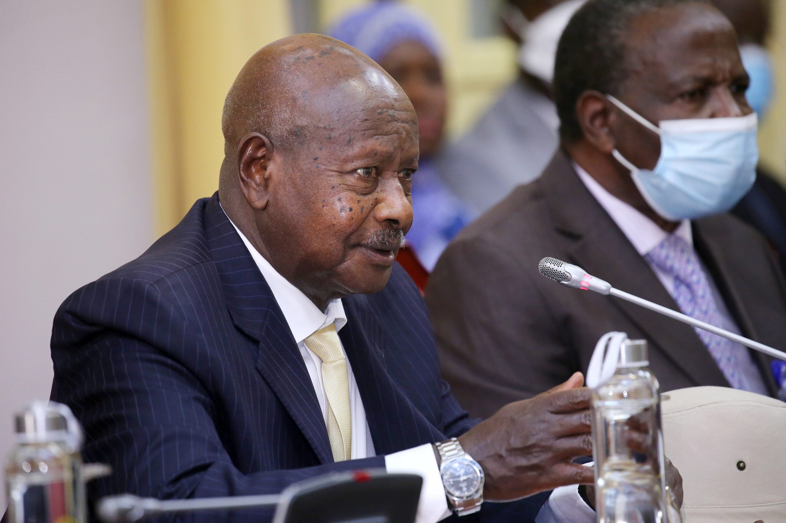 Uganda promulga nova e dura lei anti-homossexuais condenada por ativistas