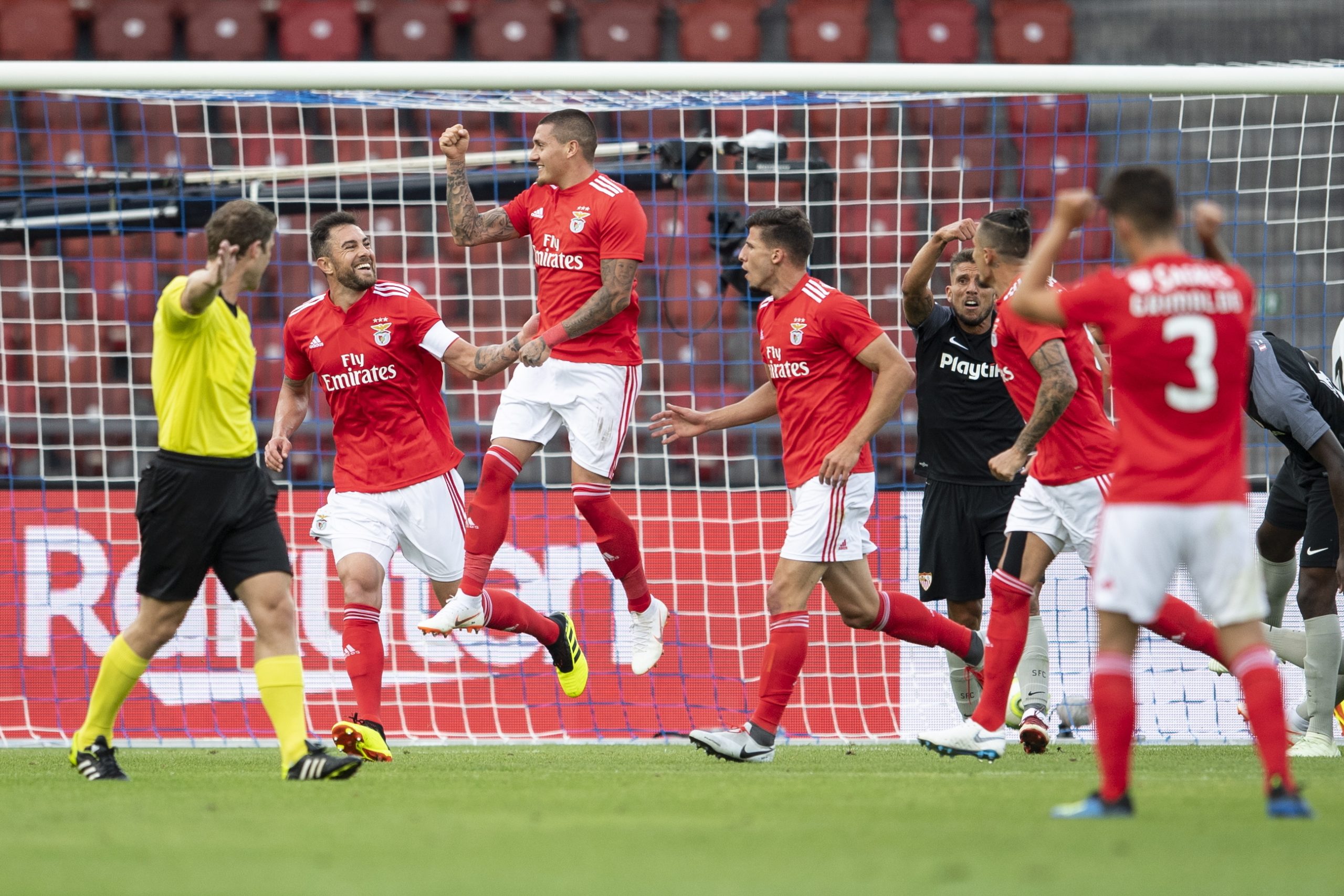 Benfica vence Sevilha, mostra solidez defensiva e um Castillo eficaz