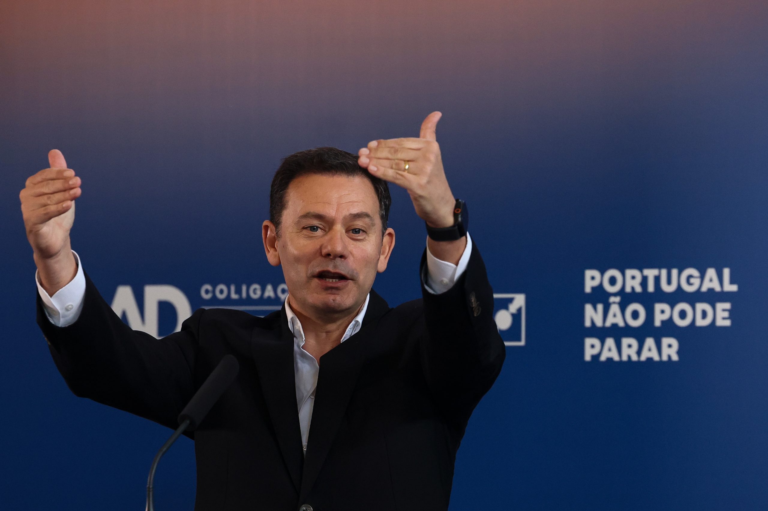 Montenegro recusa comentar a possibilidade do PS deixar a comissão de inquérito