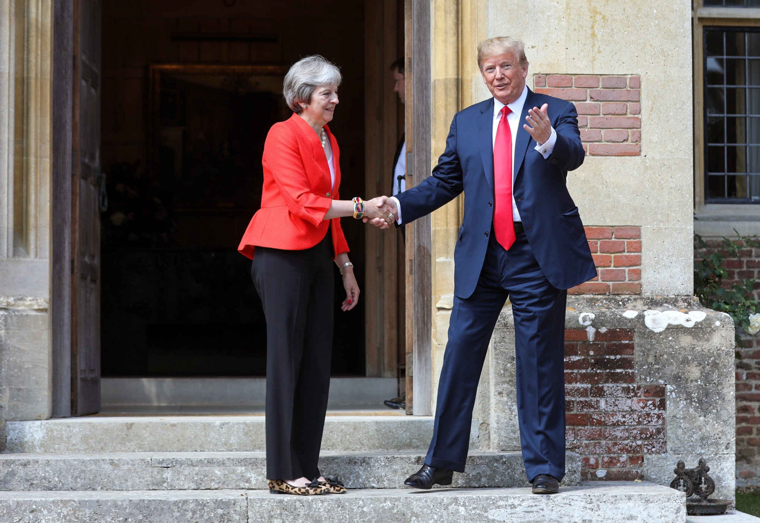 Brexit: Theresa May diz que Trump aconselhou a “processar” União Europeia