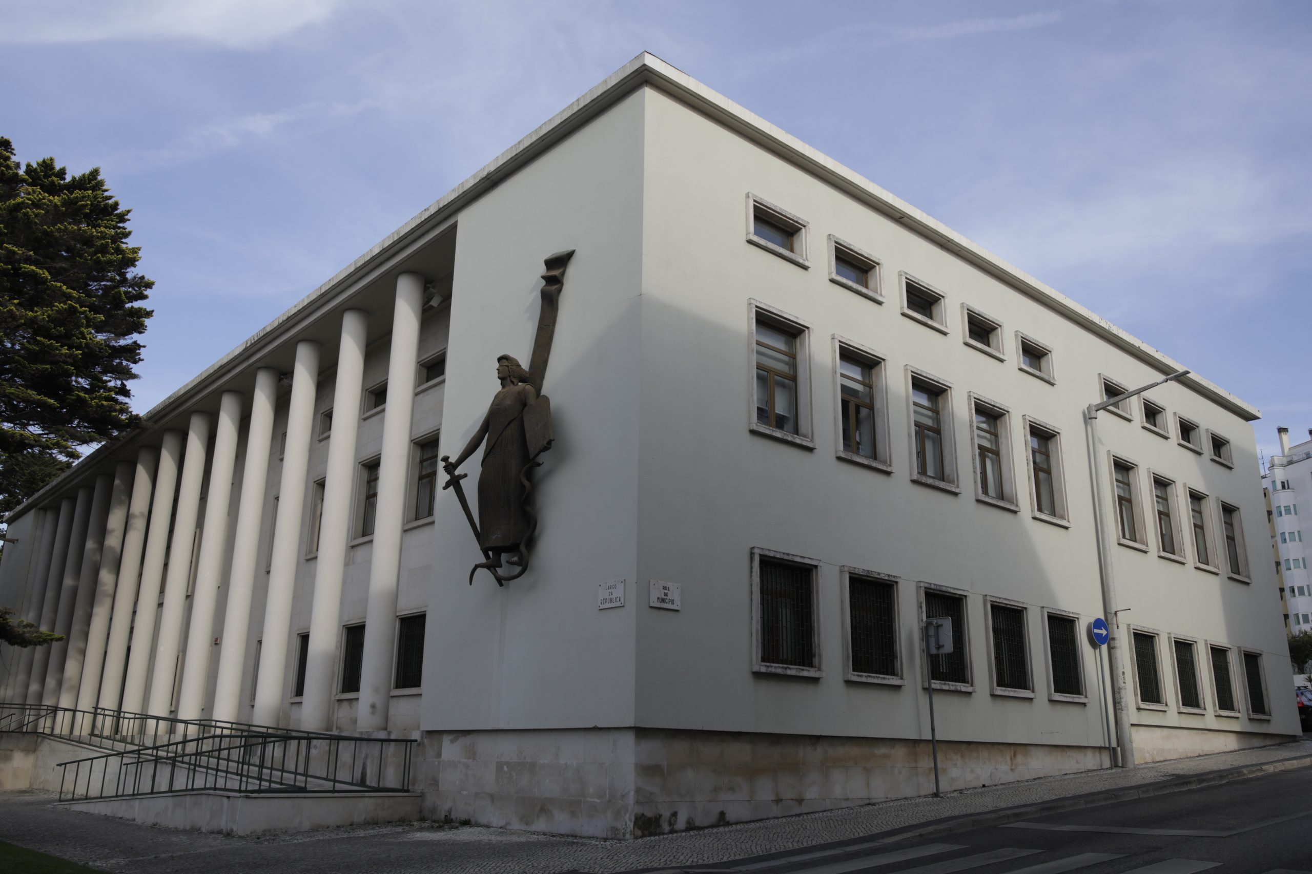 Três arguidos julgados por branqueamento de capitais em esquema piramidal em Leiria