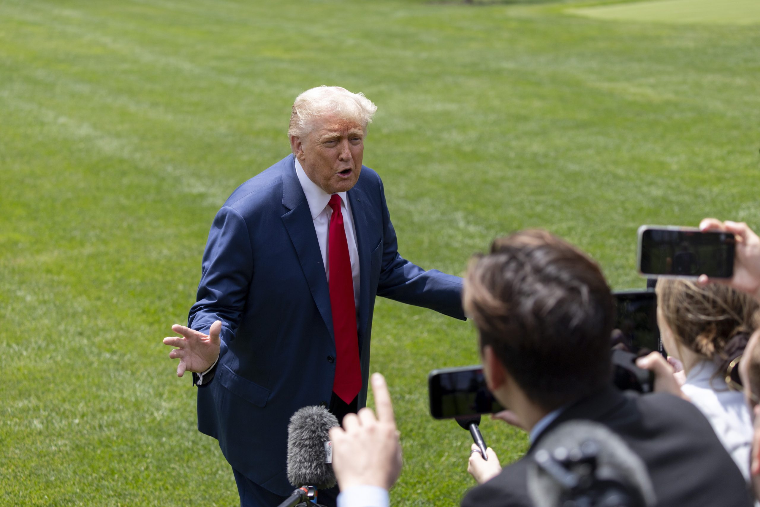 Seria “ótimo” prender governador da Califórnia, diz Trump