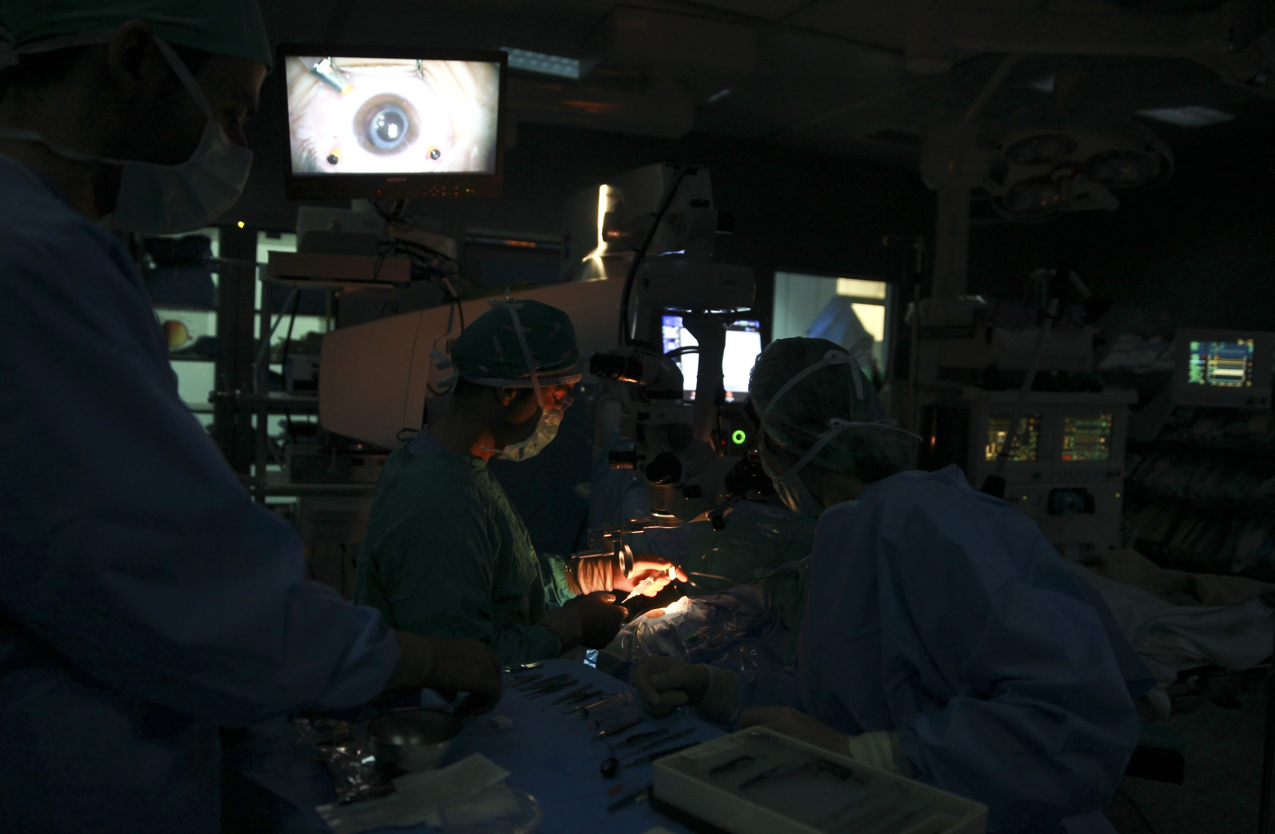 Médicos curam cegueira de crianças com doença rara em Londres
