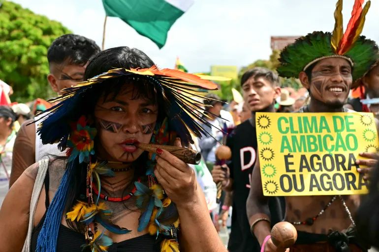 Milhares marcham à porta da COP30 em Belém para exigir o fim dos combustíveis fósseis