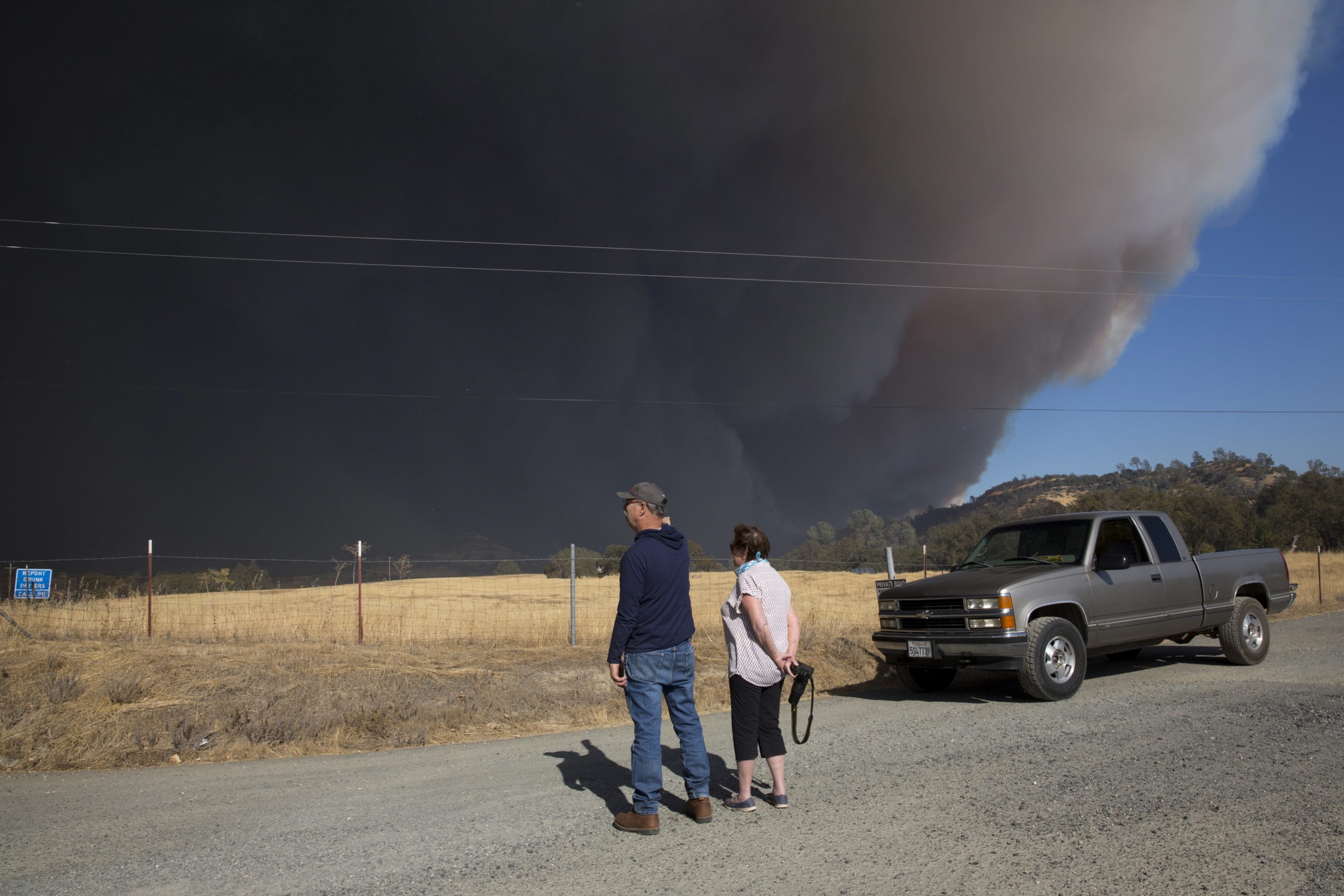 Dezenas de milhares de pessoas fogem de incêndio que destruiu vila na Califórnia
