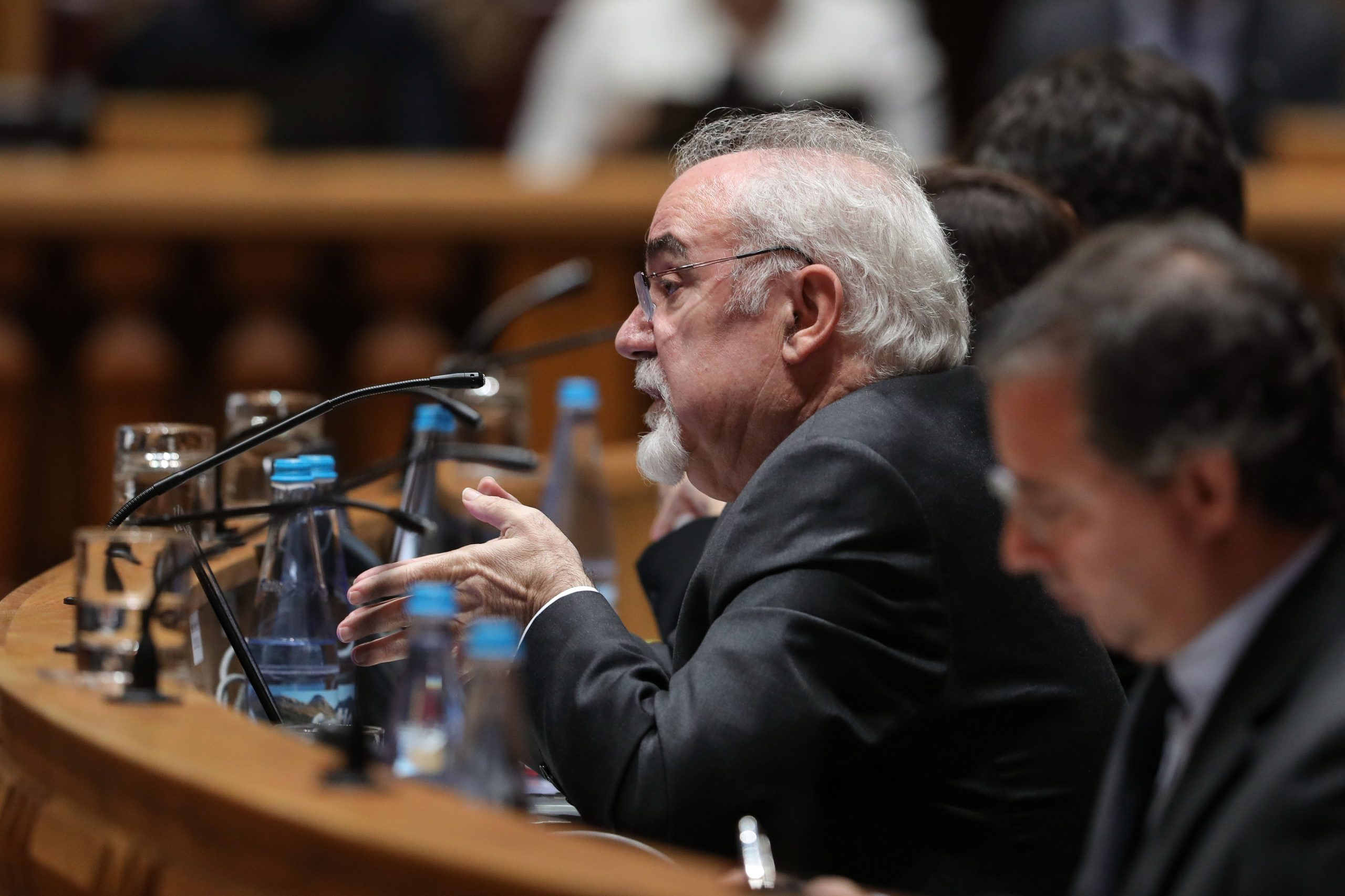Número de trabalhadores com salário líquido inferior a 600 euros caiu 12,9%, diz ministro