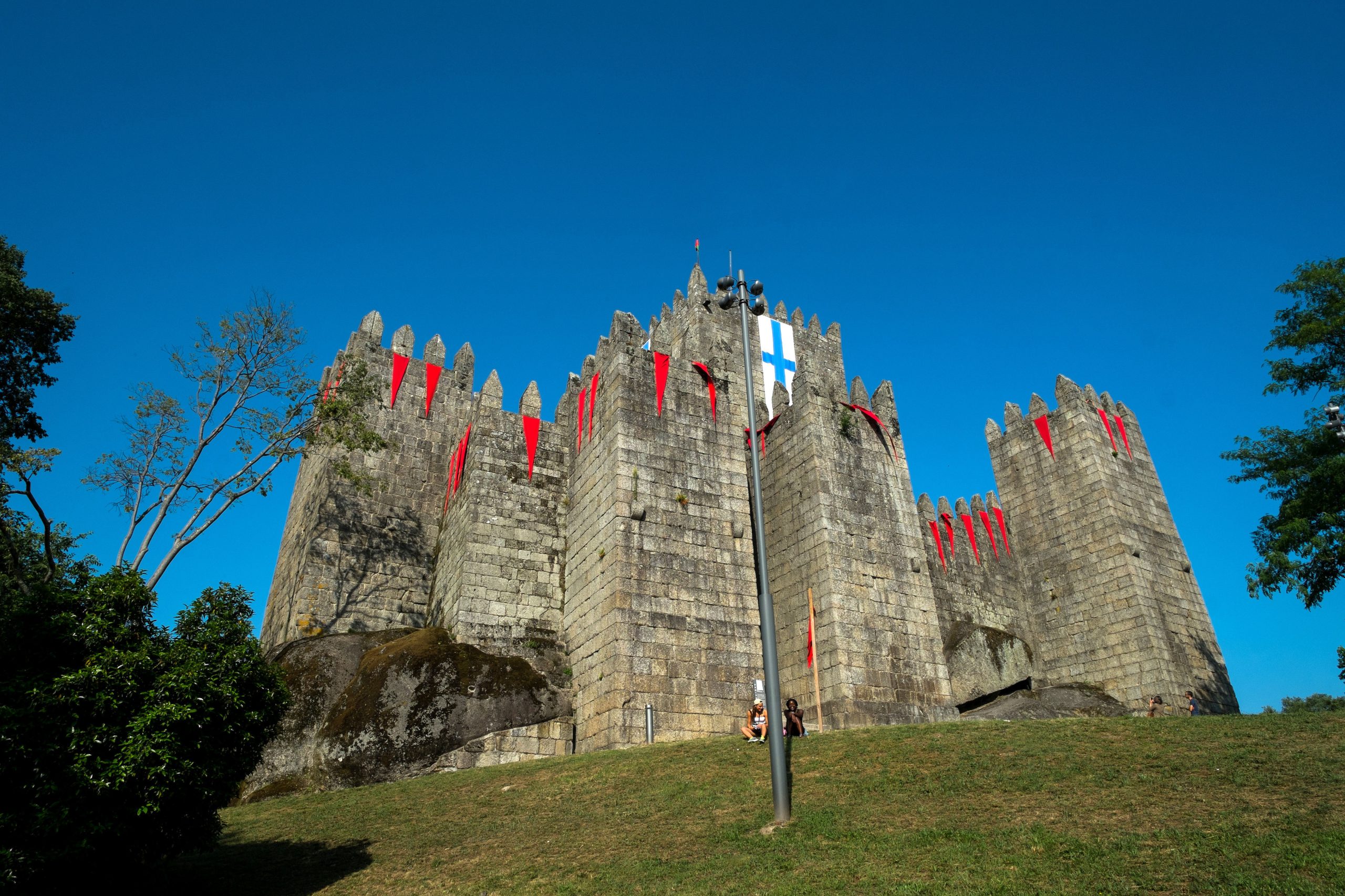 Artista Ibrahim Mahama vai fazer ‘instalação’ na muralha do castelo de Guimarães
