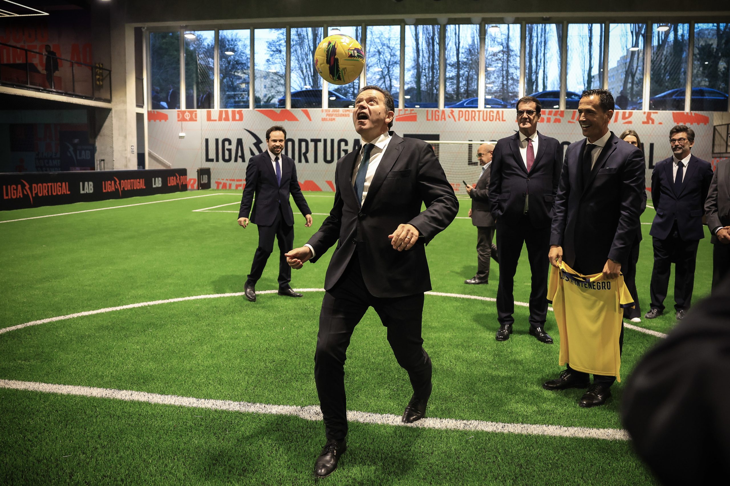Liga de clubes inaugura nova sede no Porto. E até Montenegro jogou à bola