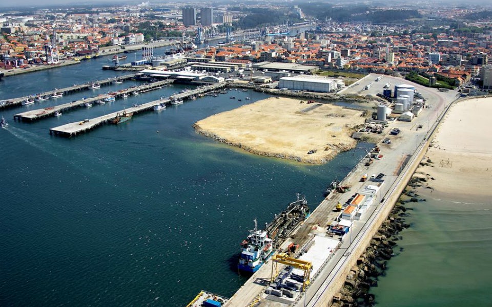 Autoridades resgatam tripulante de navio ao largo de Leixões