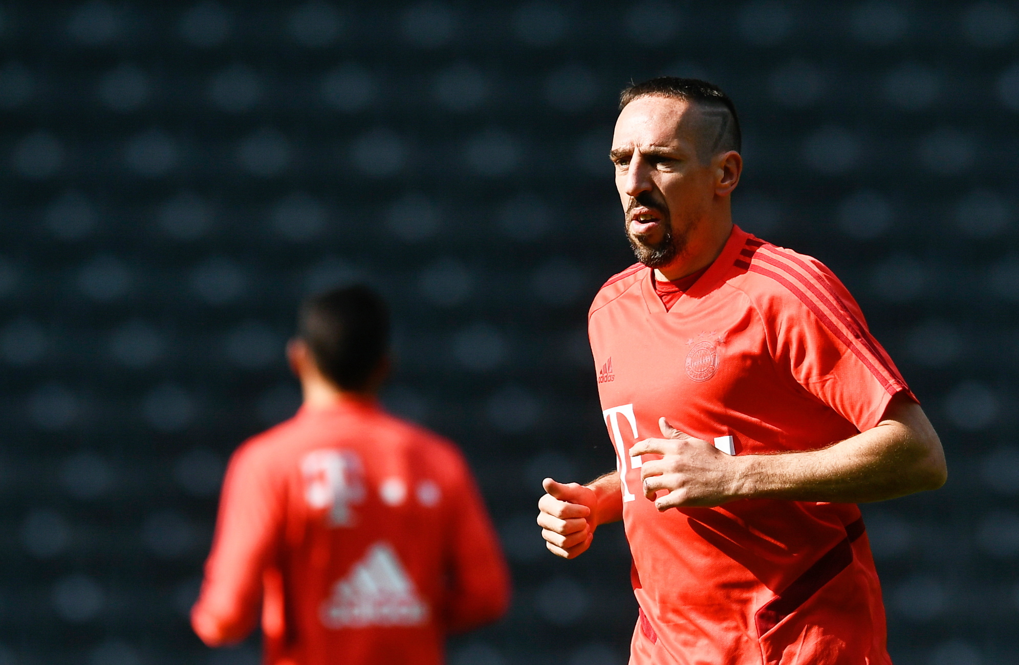 Franck Ribéry assina por dois anos com a Fiorentina