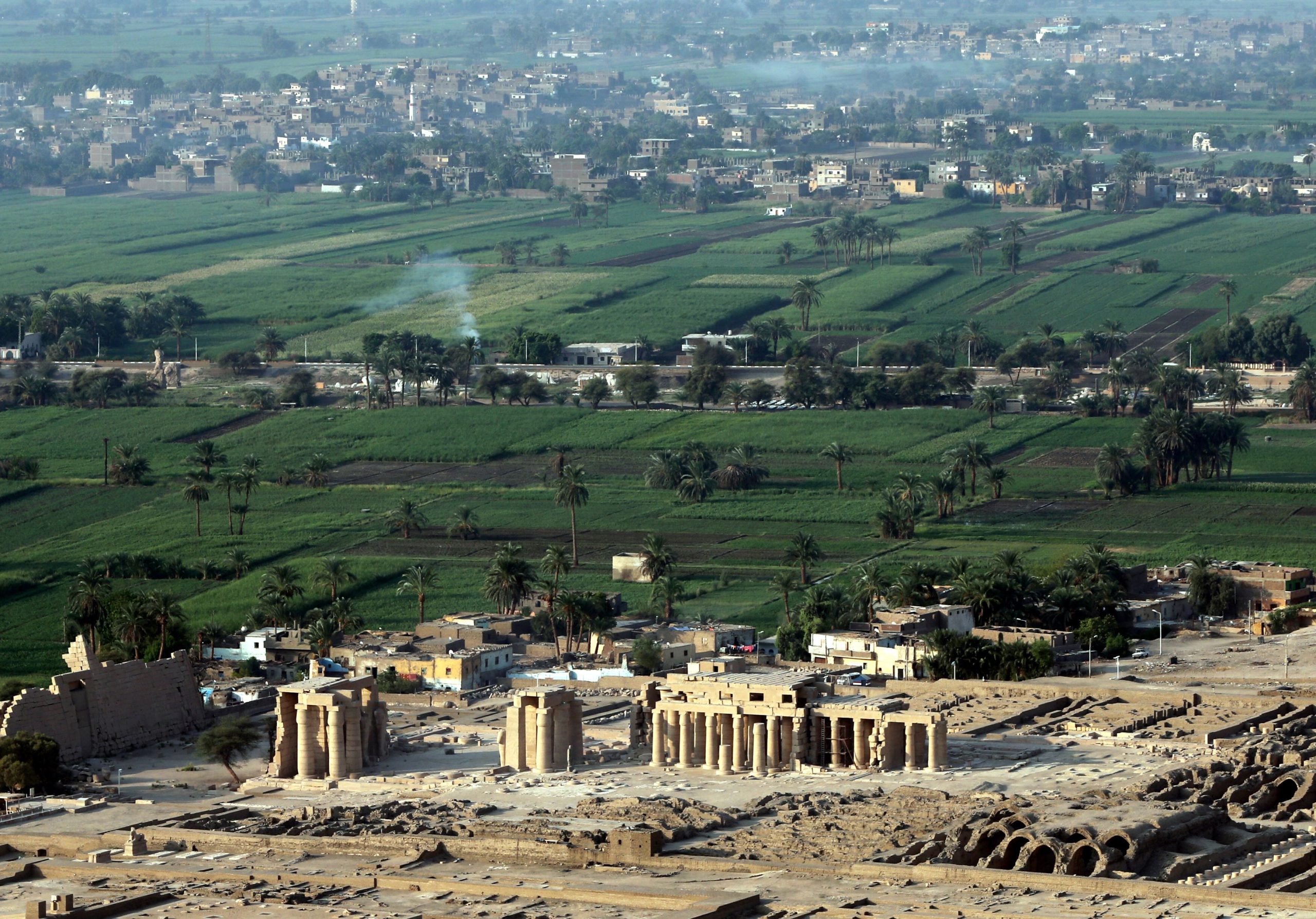 Arqueólogos descobrem dois túmulos antigos na cidade egípcia de Luxor