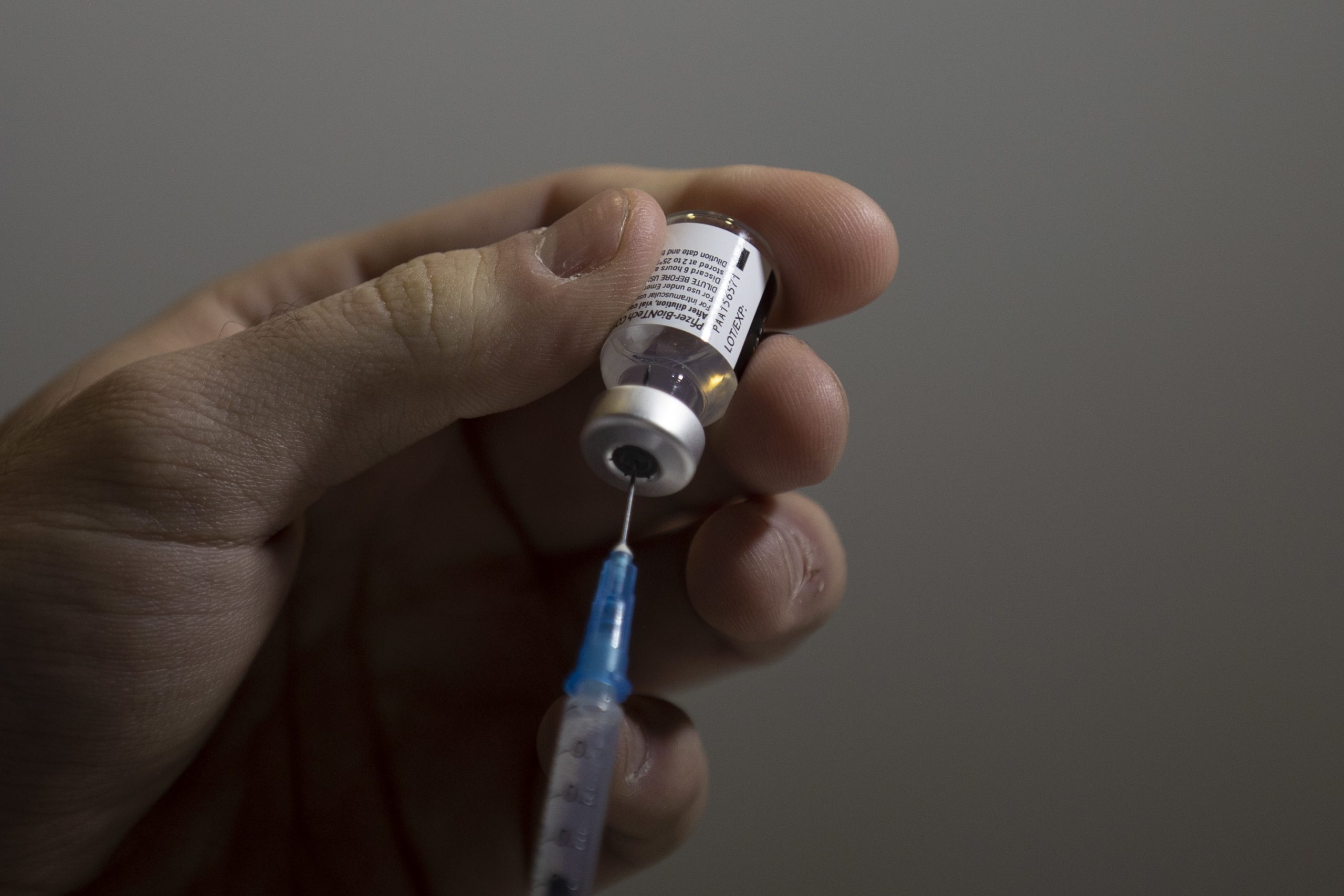 Covid-19: Mercado clandestino vai forçar a produção de vacinas genéricas, defende o diretor do Instituto de Medicina Tropical