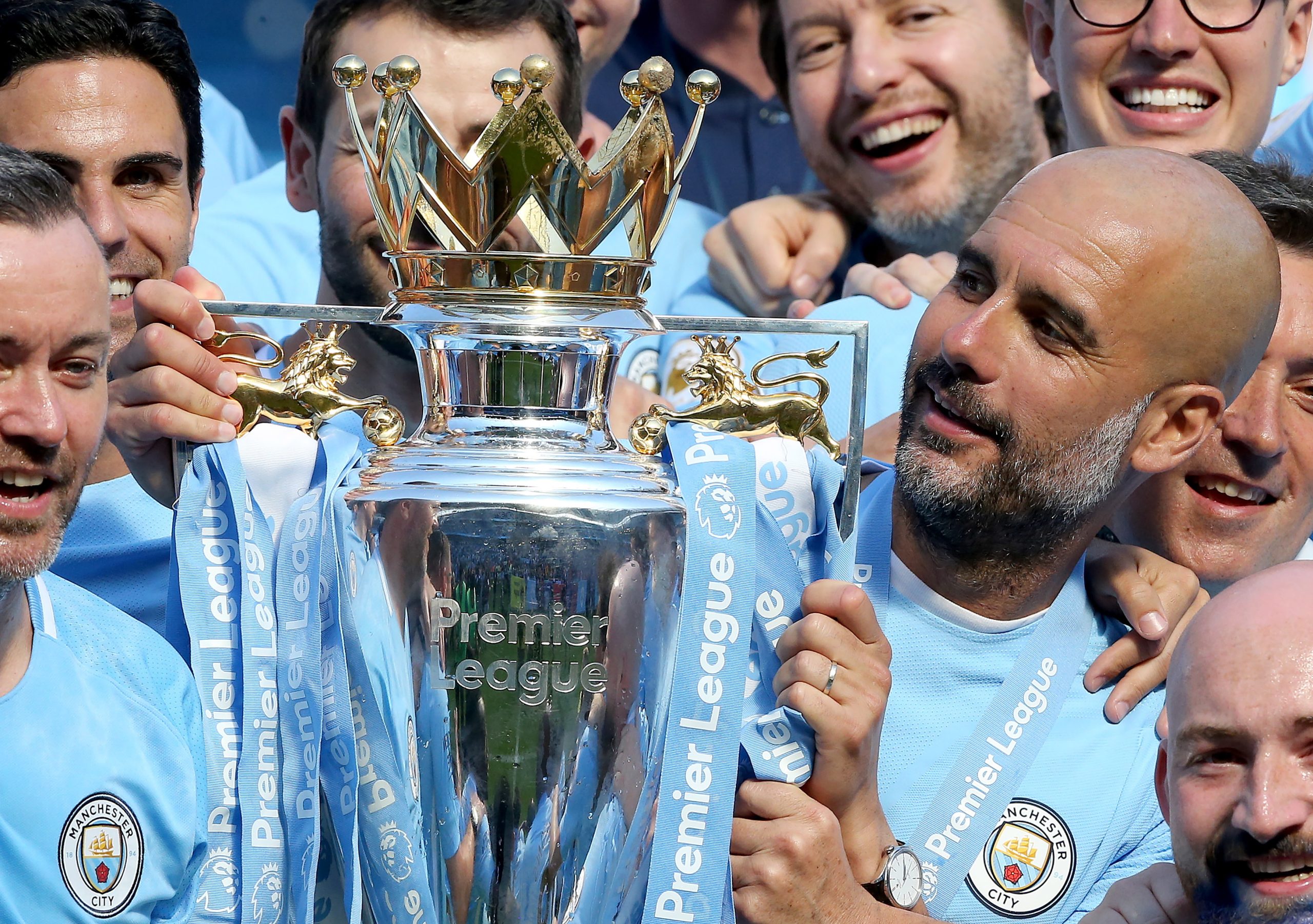 Manchester City celebra título em casa no empate com o Huddersfield