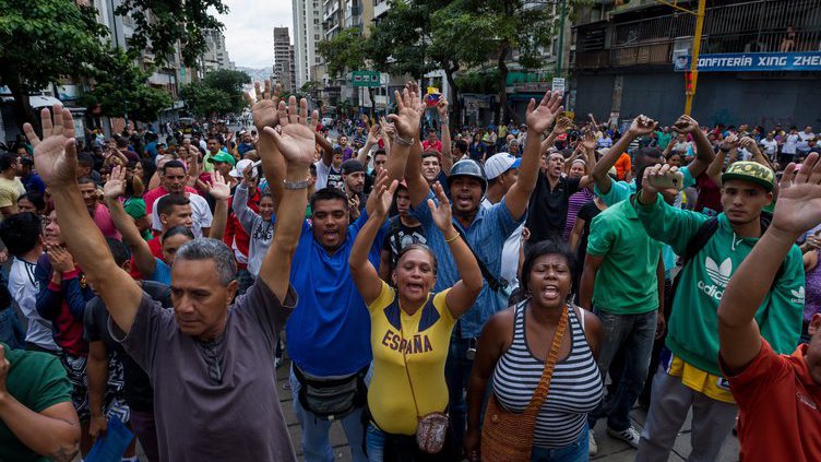 Oposição venezuelana volta às ruas por referendo contra Maduro