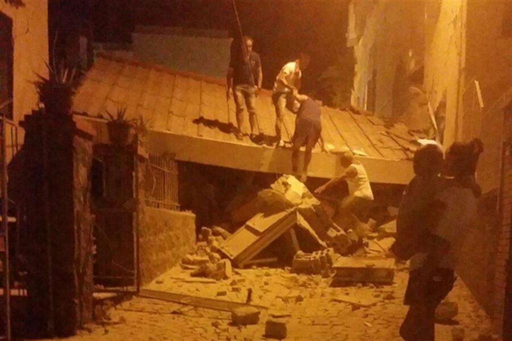 Sismo de magnitude 3,6 faz vários feridos e um morto em Nápoles
