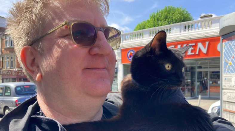 Homem processa supermercado em Londres por proibir entrada de Chloe, a sua gata de assistência