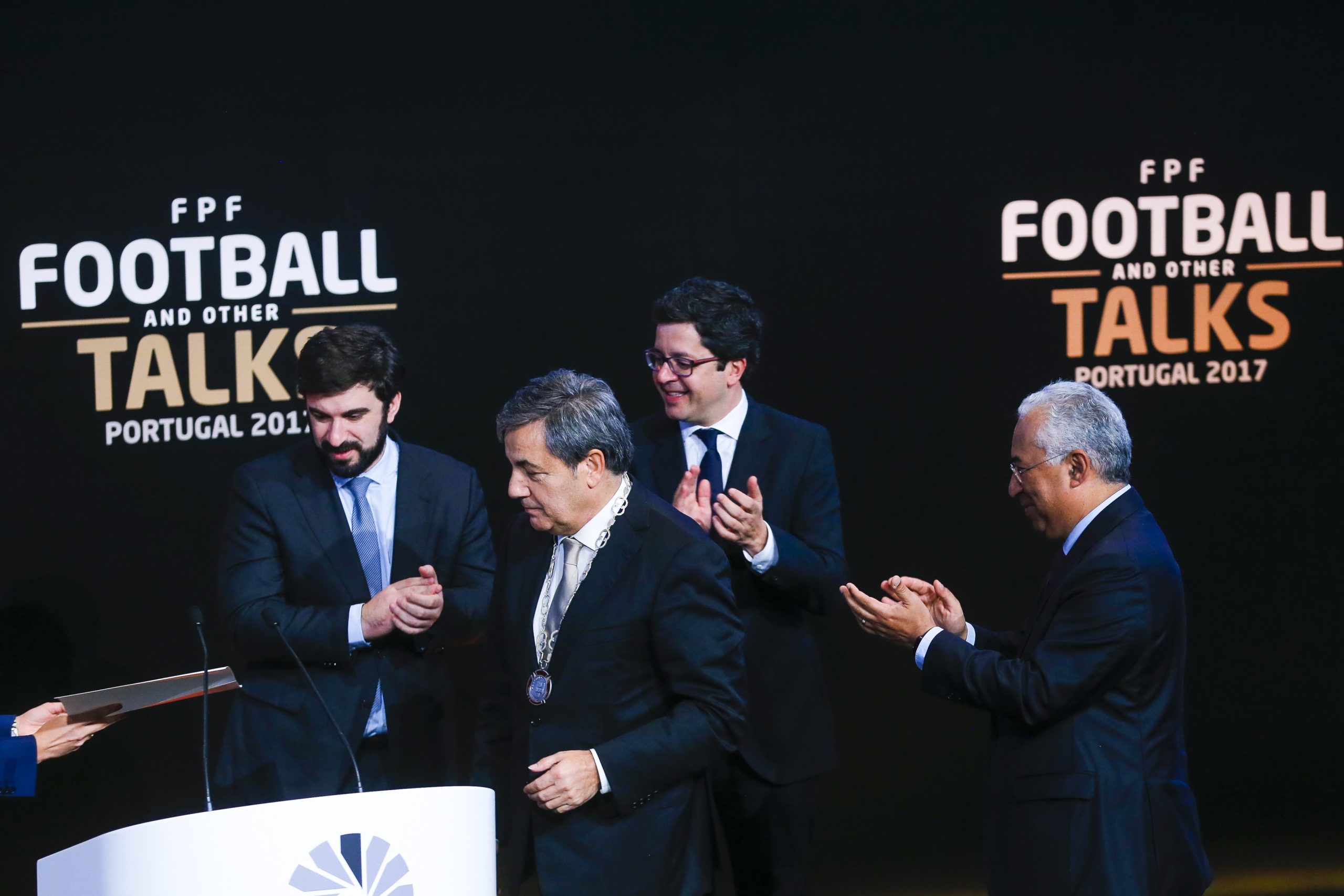 António Costa distingue Fernando Gomes com Colar de Mérito Desportivo