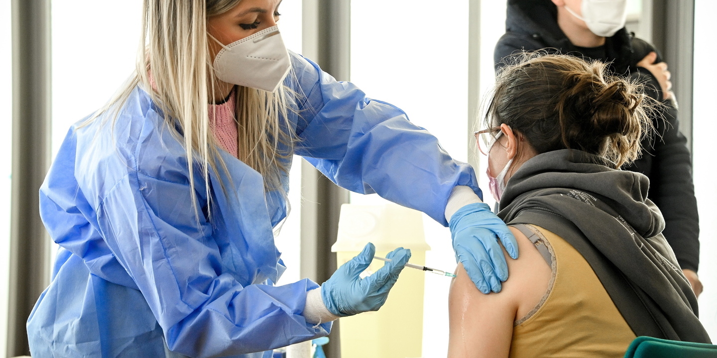 Covid-19: ECDC sugere duas doses da vacina para pessoas de risco mesmo previamente infetadas