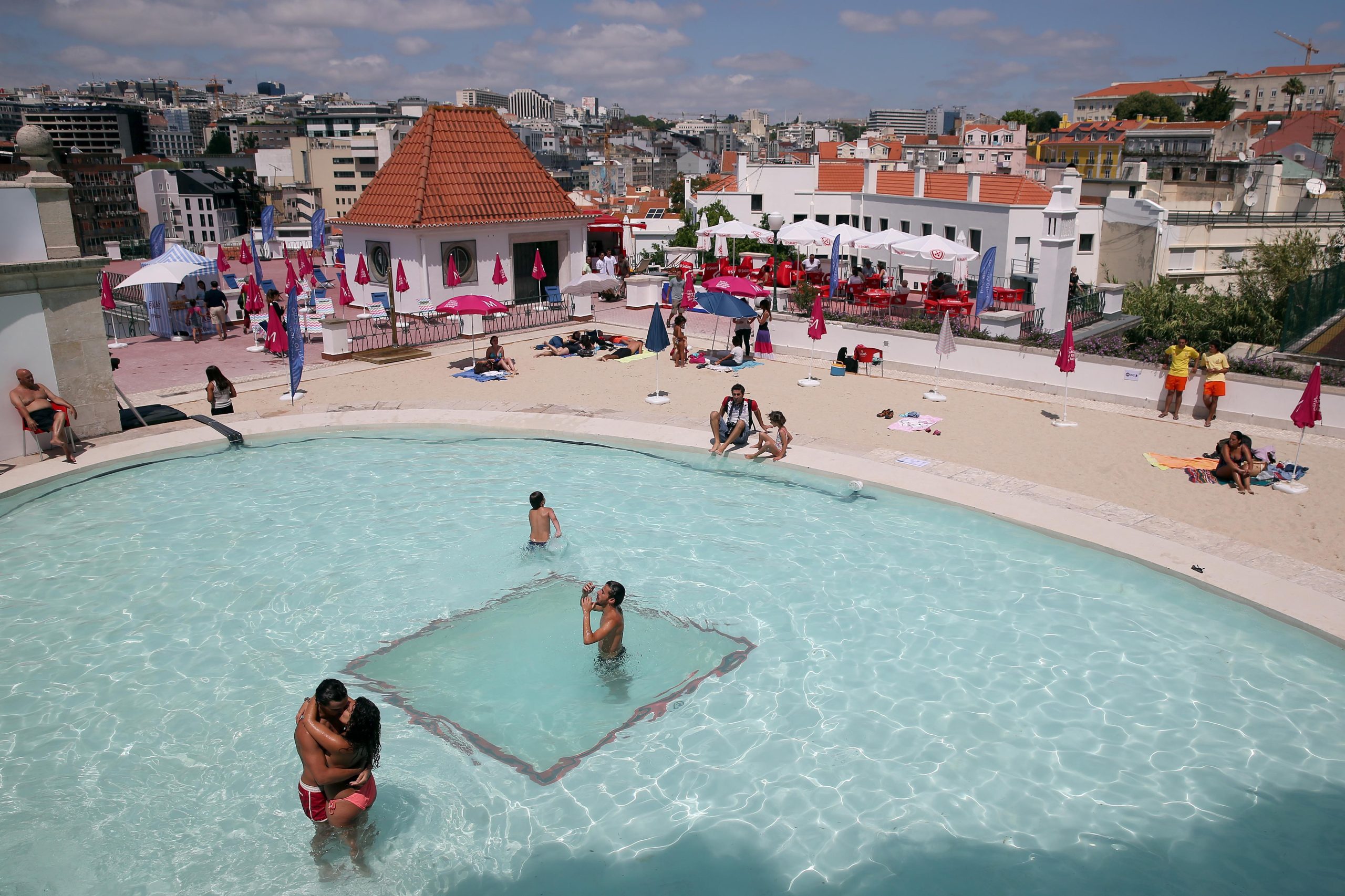 Vai um mergulho no centro de Lisboa? A praia está de regresso ao jardim do Torel