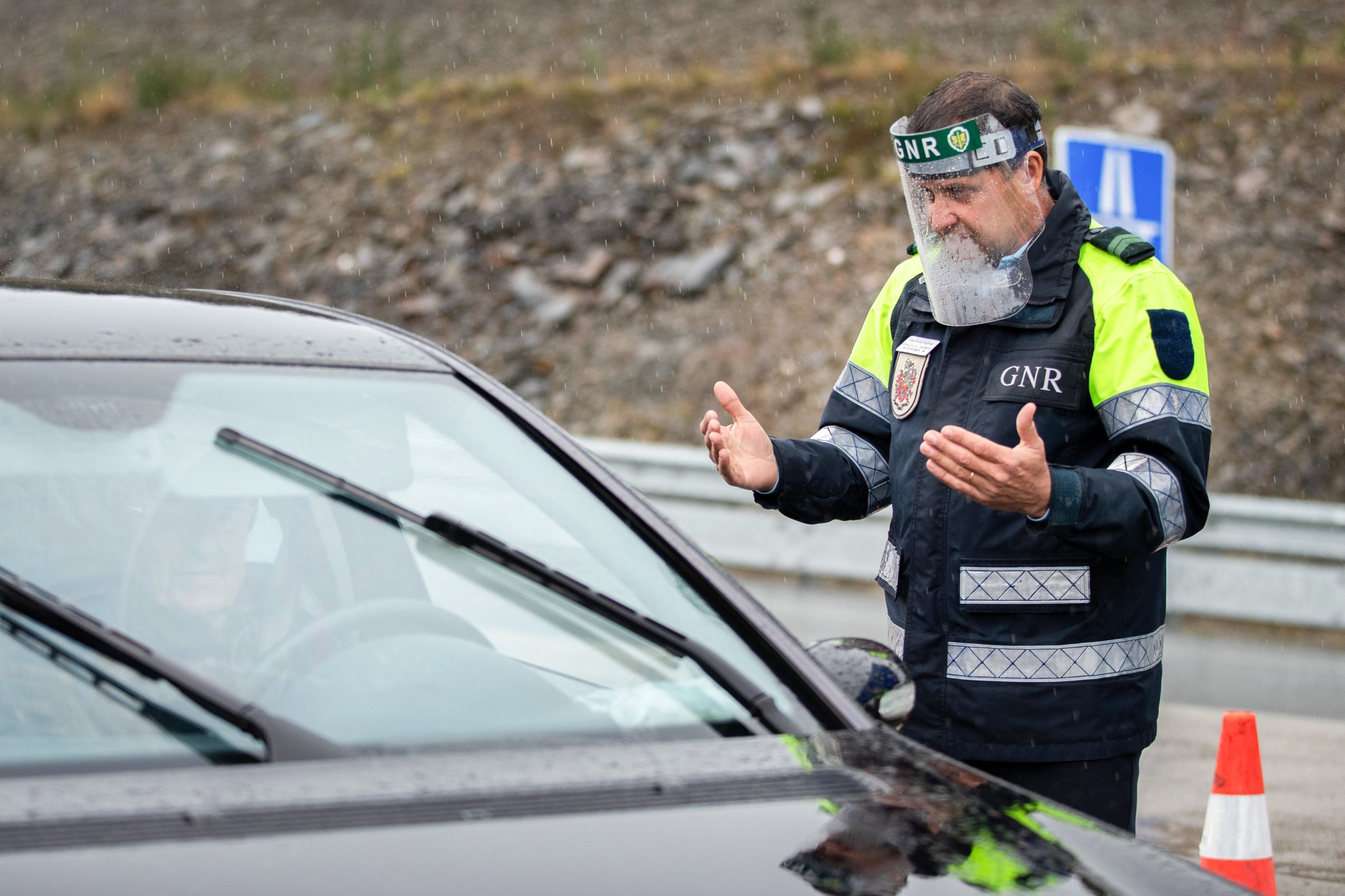 GNR de Vila Real corta A4 para questionar motivo da viagem e sensibilizar automobilistas