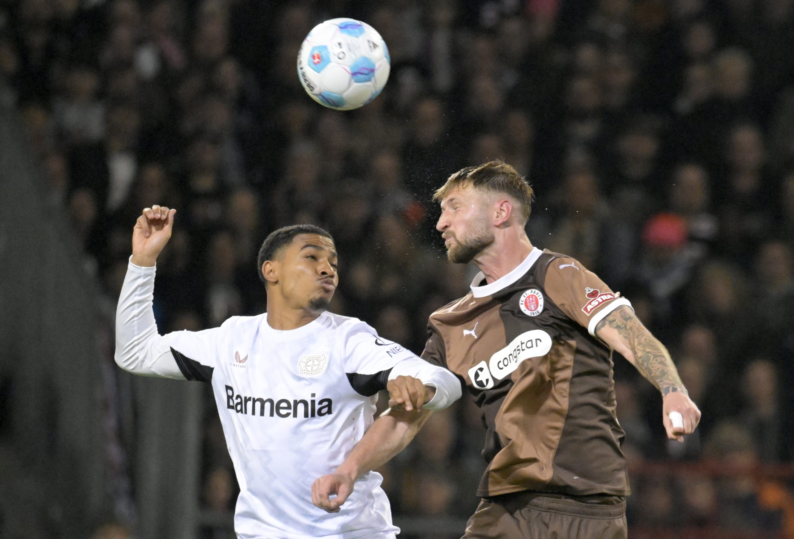 Bayer Leverkusen volta a empatar e ‘embala’ o líder Bayern Munique para o título