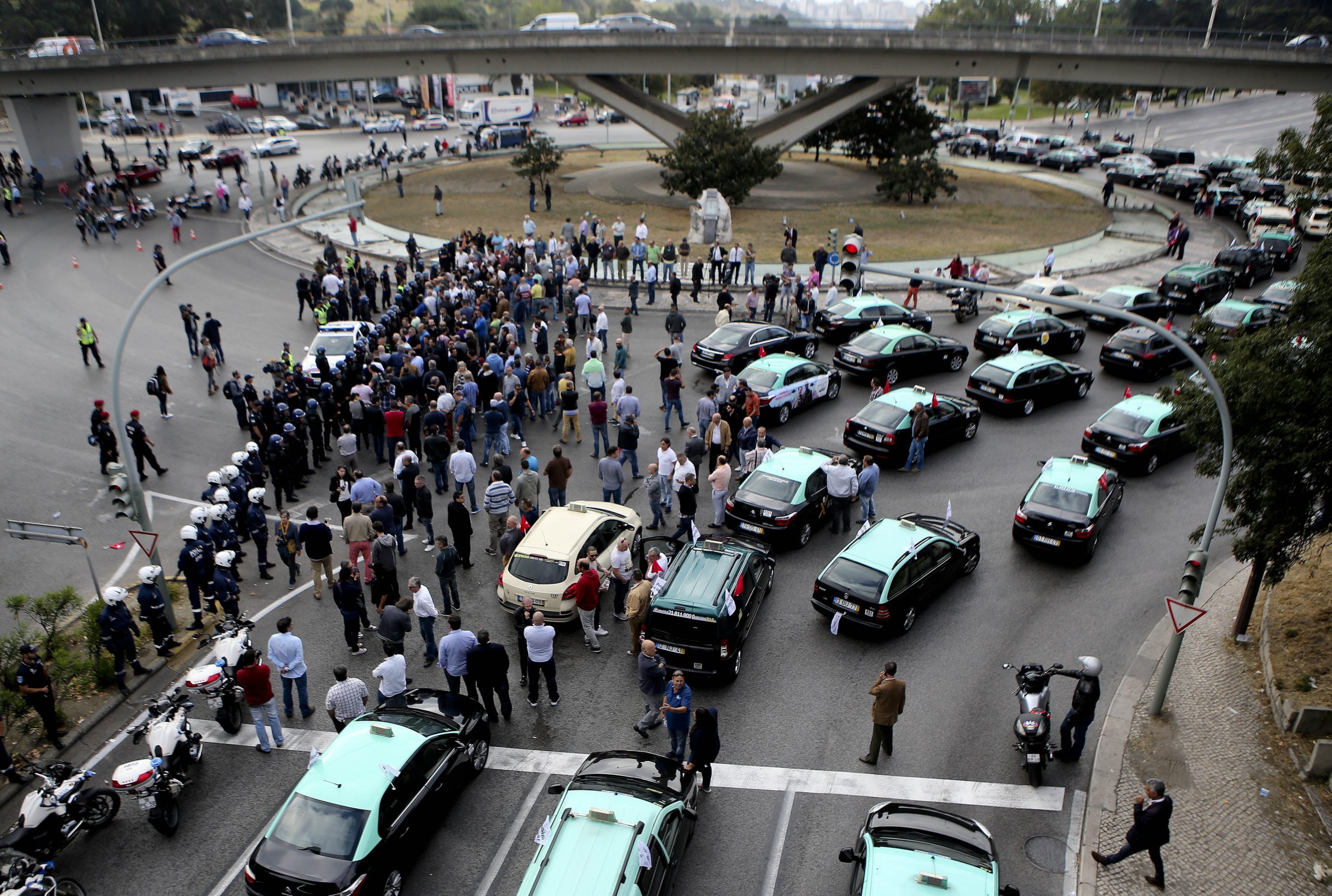 PSP negoceia com taxistas retirada de viaturas junto ao aeroporto