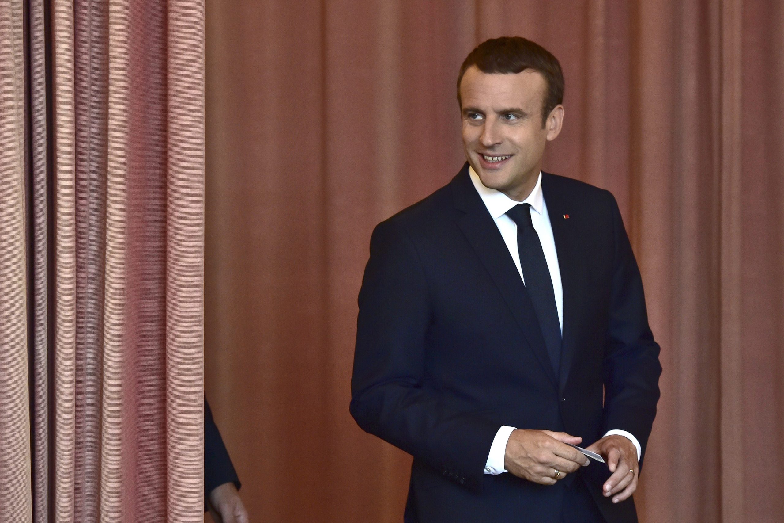 Macron vence com maioria esmagadora. Abstenção recorde ultrapassa 56%