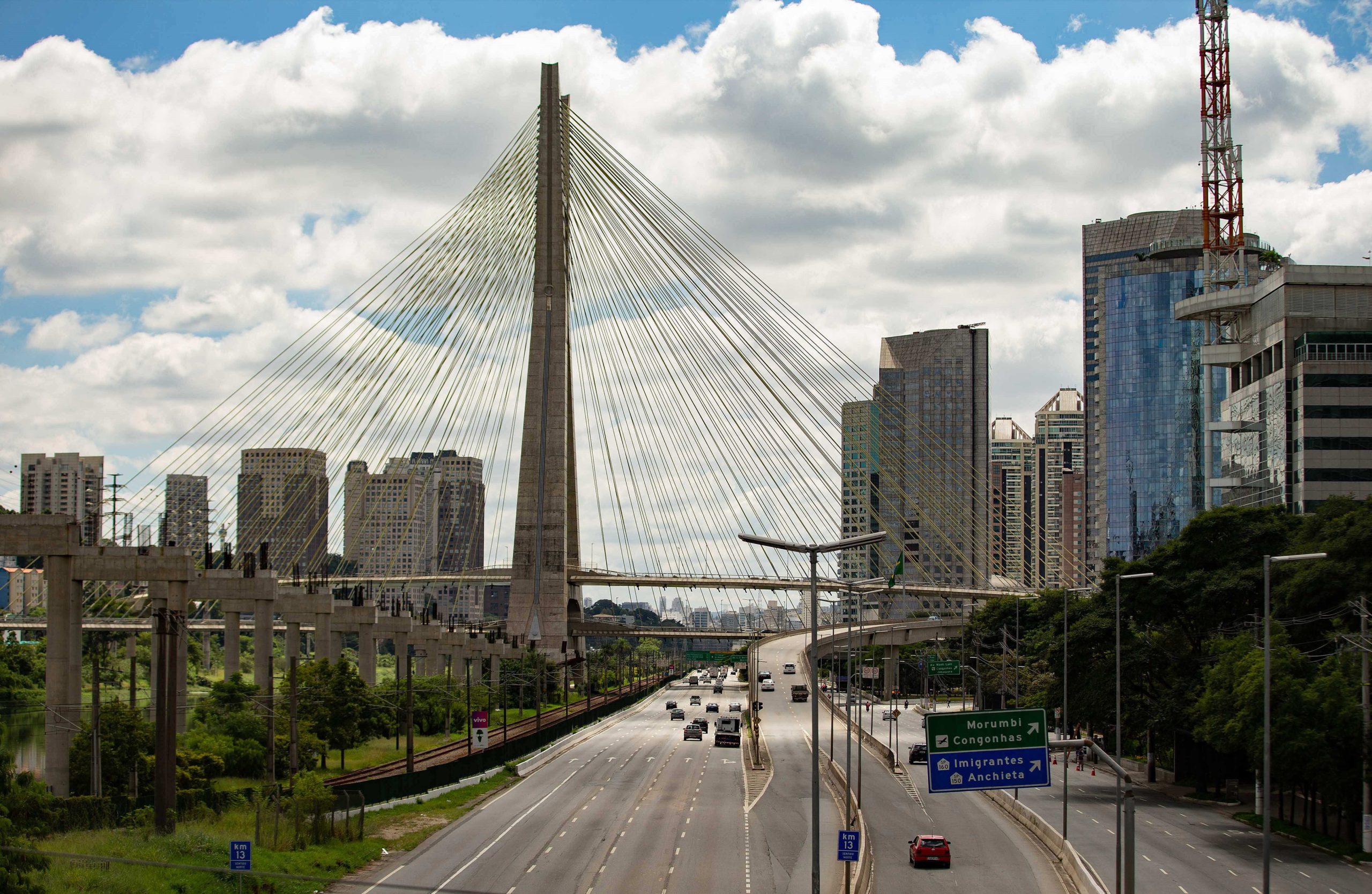 Covid-19: Maior cidade do Brasil investiga possível surto de ómicron em festa
