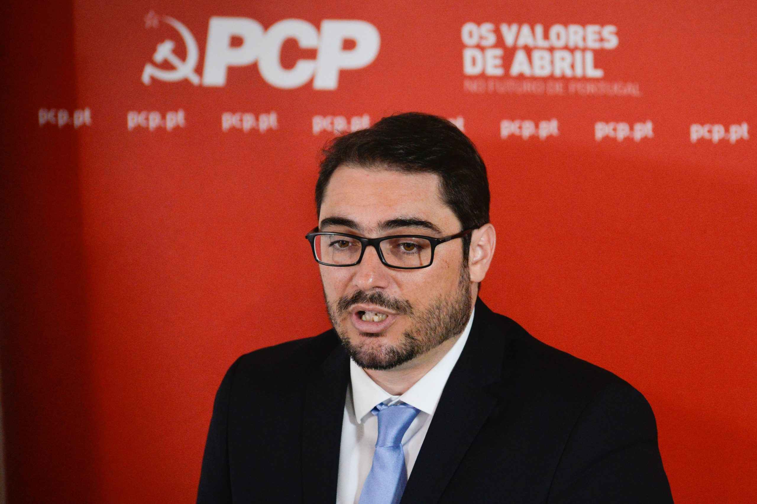 OE2019: PCP diz que negociações estão mais difíceis porque Governo “está deslumbrado” com metas do défice