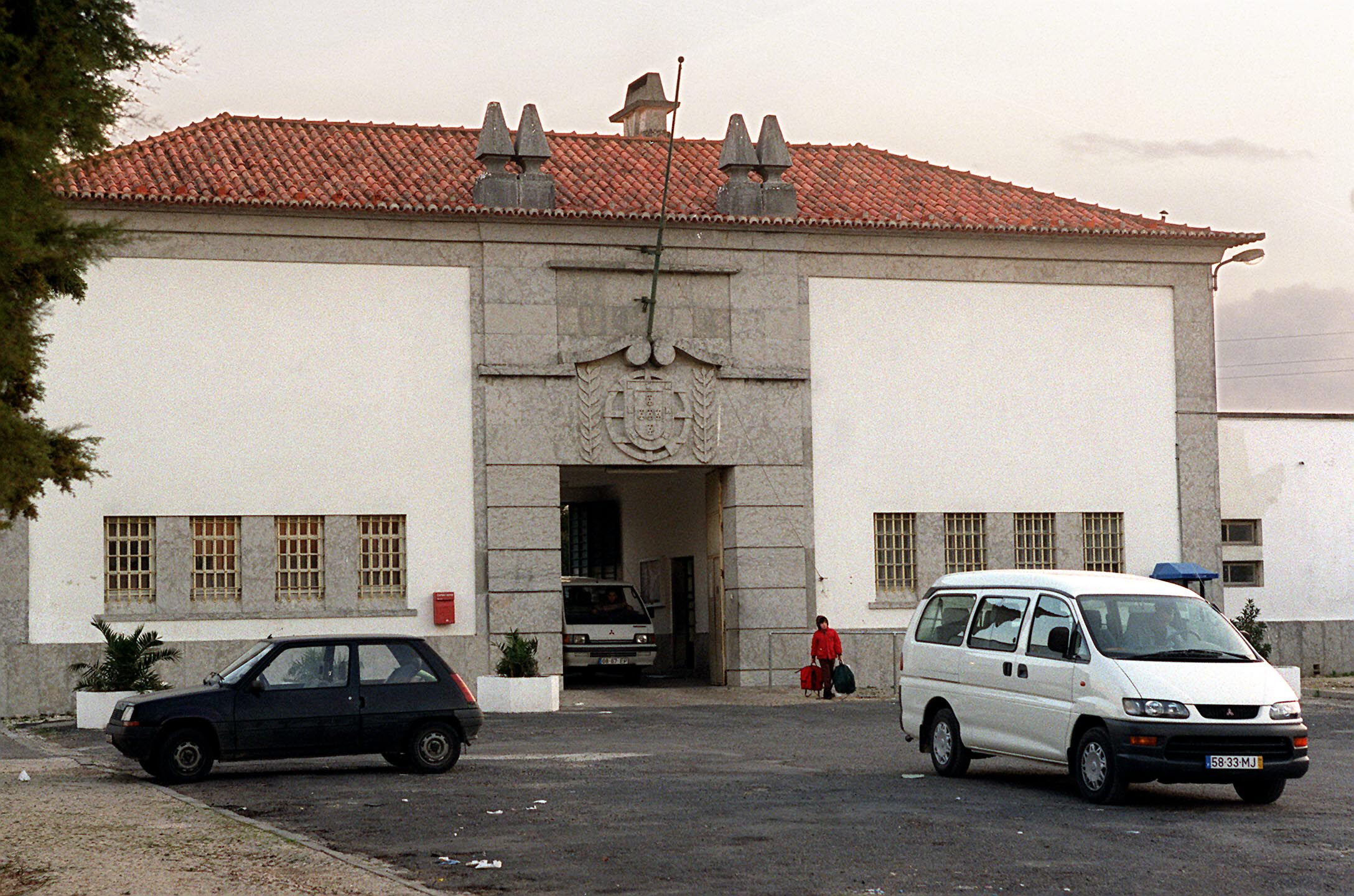 Guerra aberta na prisão de Tires. Chefe dos guardas prisionais afastado, sindicato convoca greve e responsabiliza diretora e DGRSP