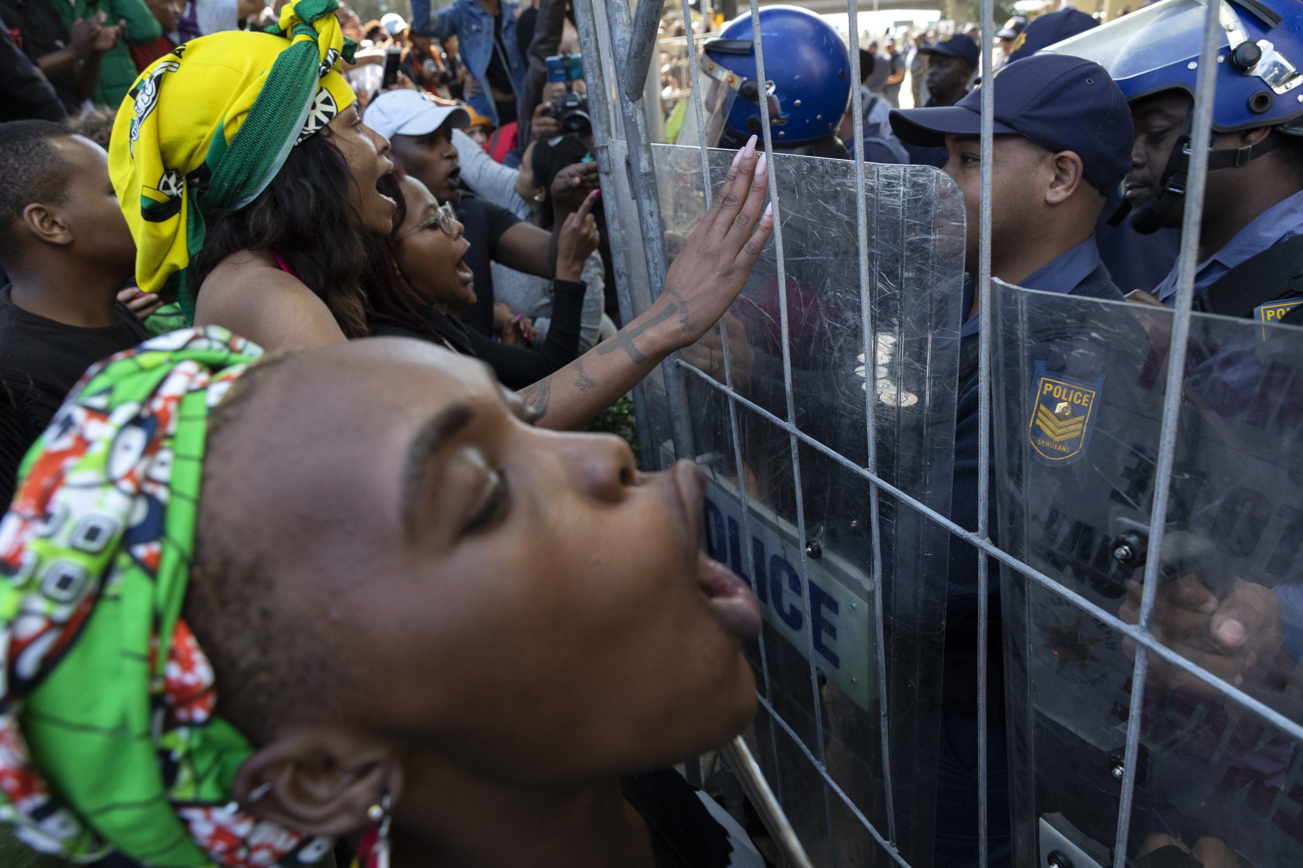 Polícia dispersa manifestação contra violência de género na África do Sul