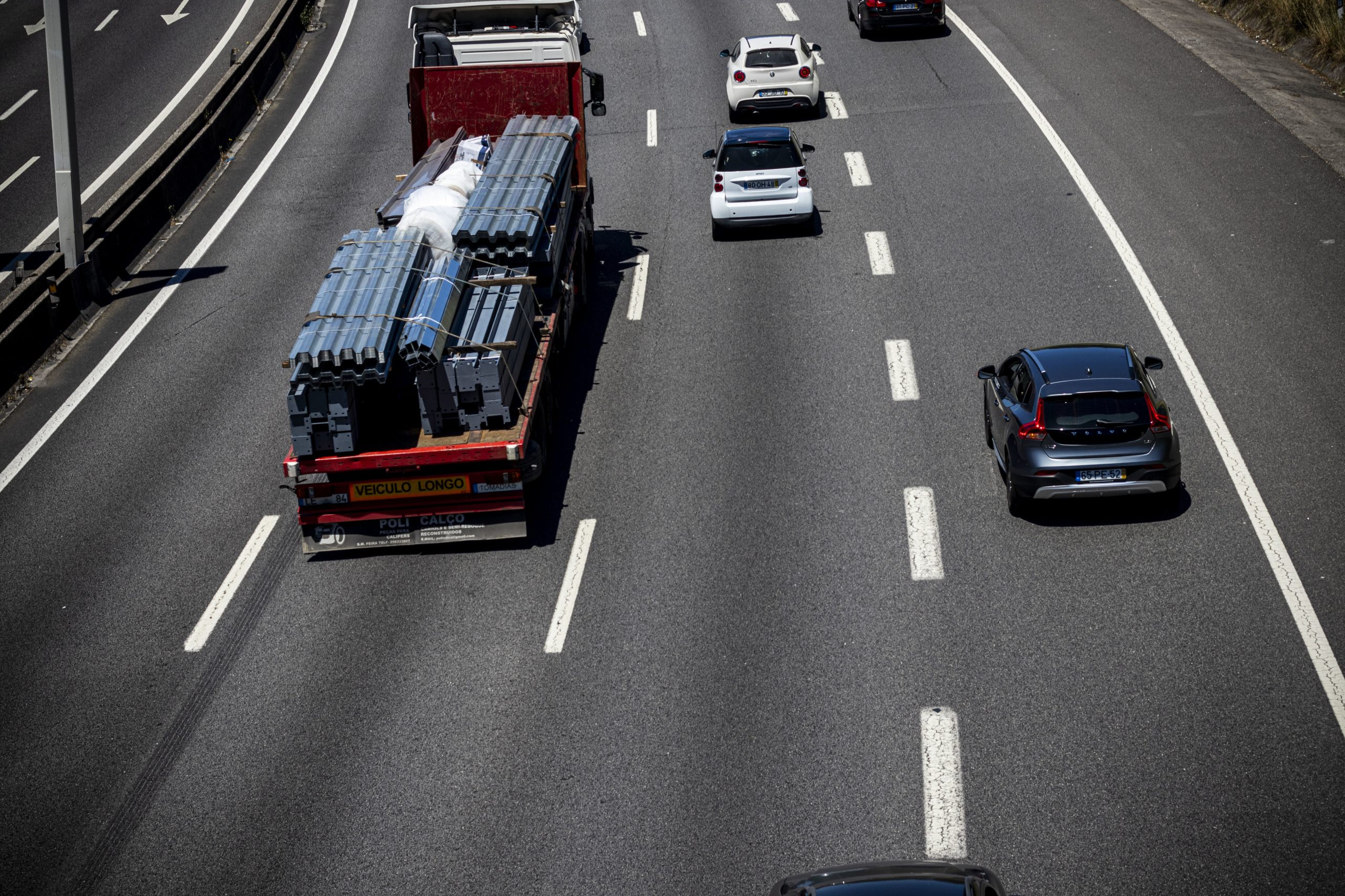 Marcelo promulga decreto para Governo legislar sobre tempo de trabalho de motoristas de pesados